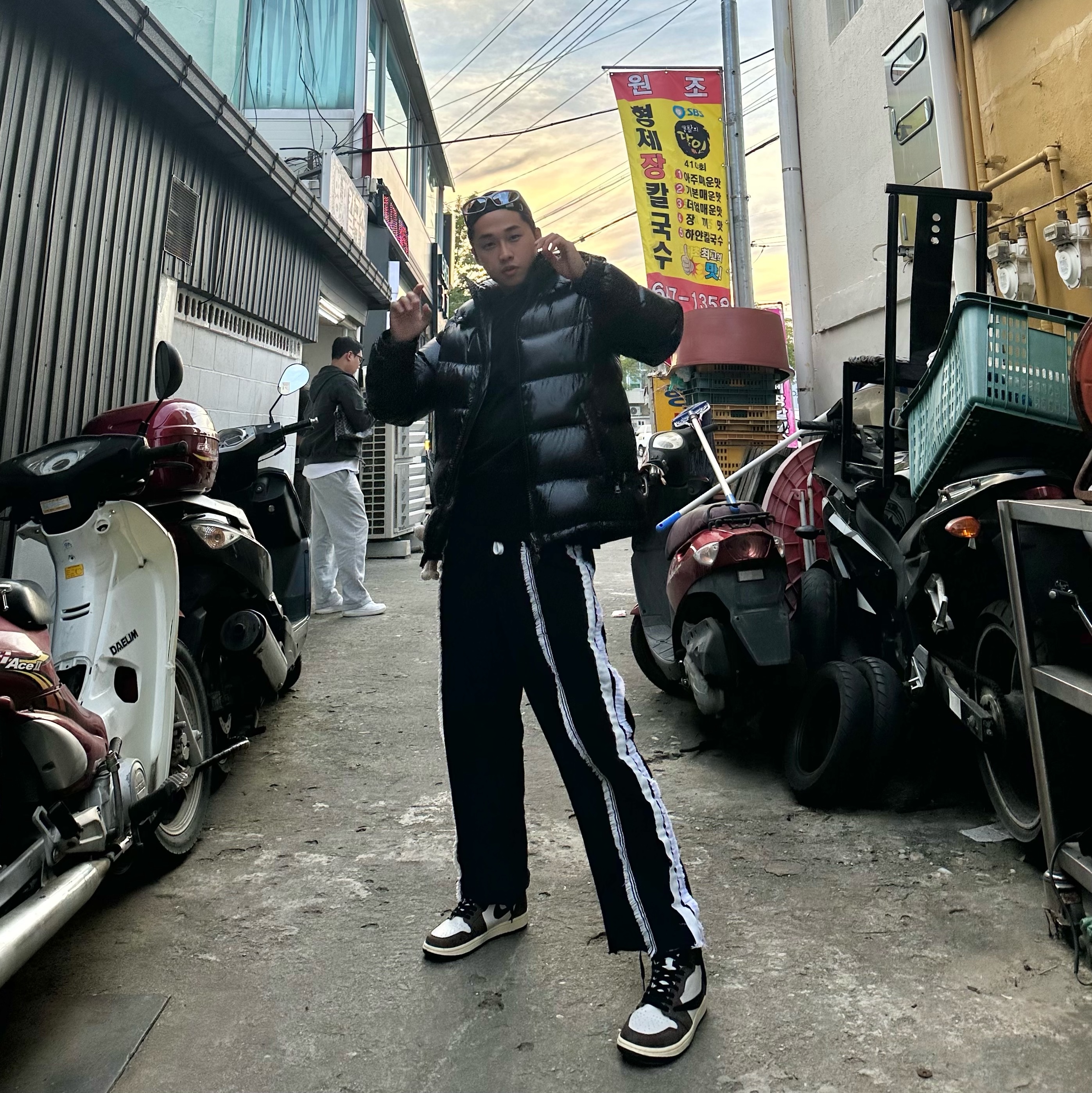 Jordan 1 x Travis Scott Retro High OG SP Mocha, Moncler Maya Short Down Jacket Black - 23FW 착용 스타일