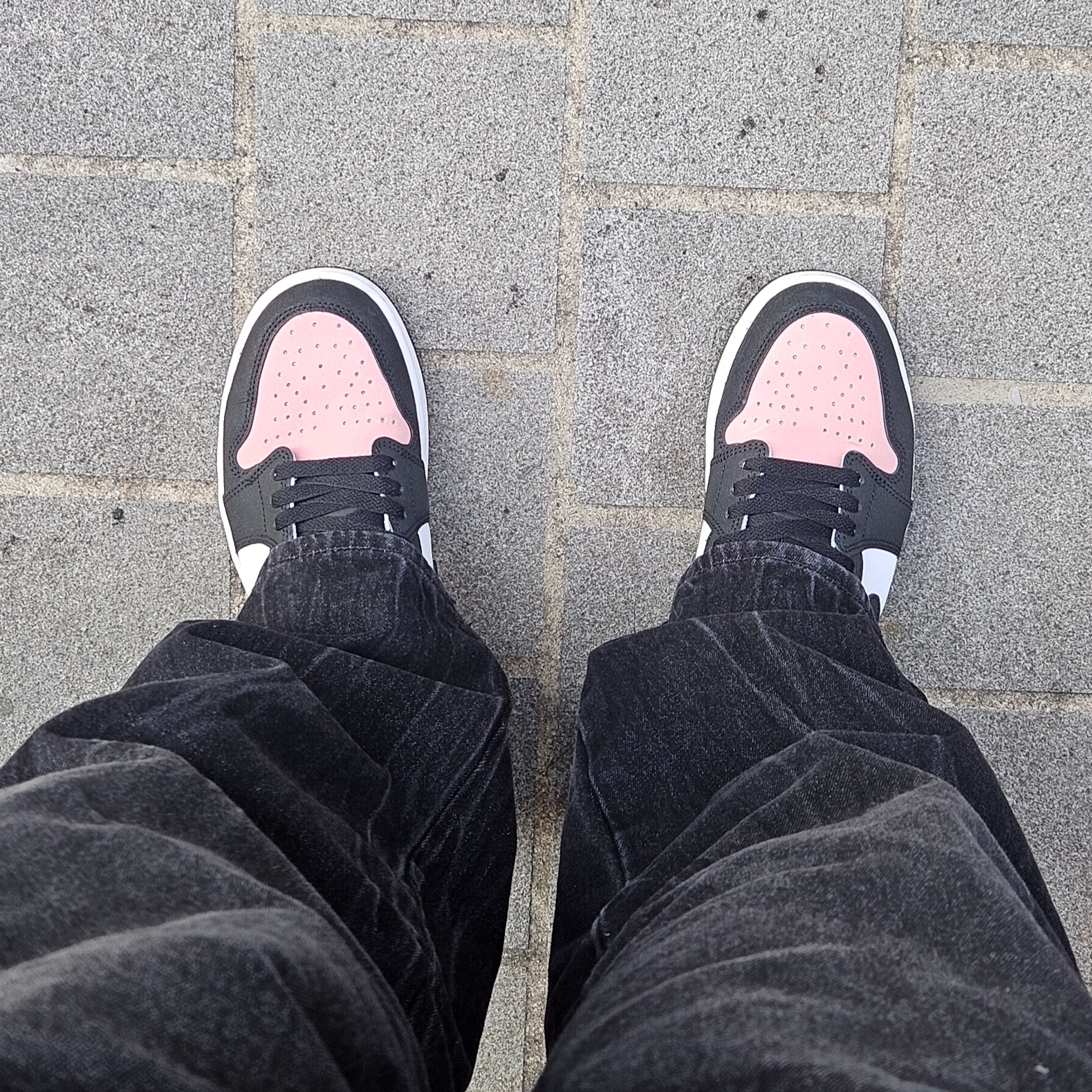 Jordan 1 Retro Low OG Bleached Coral, True Religion Bullet Pocket Denim Pants Black 착용 스타일