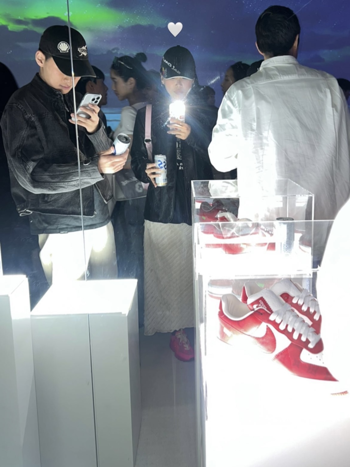 Nike x Jacquemus Air Humara LX Pink Flash, Louis Vuitton x Nike Air Force 1 Low by Virgil Abloh White Comet Red 착용 스타일 - 2