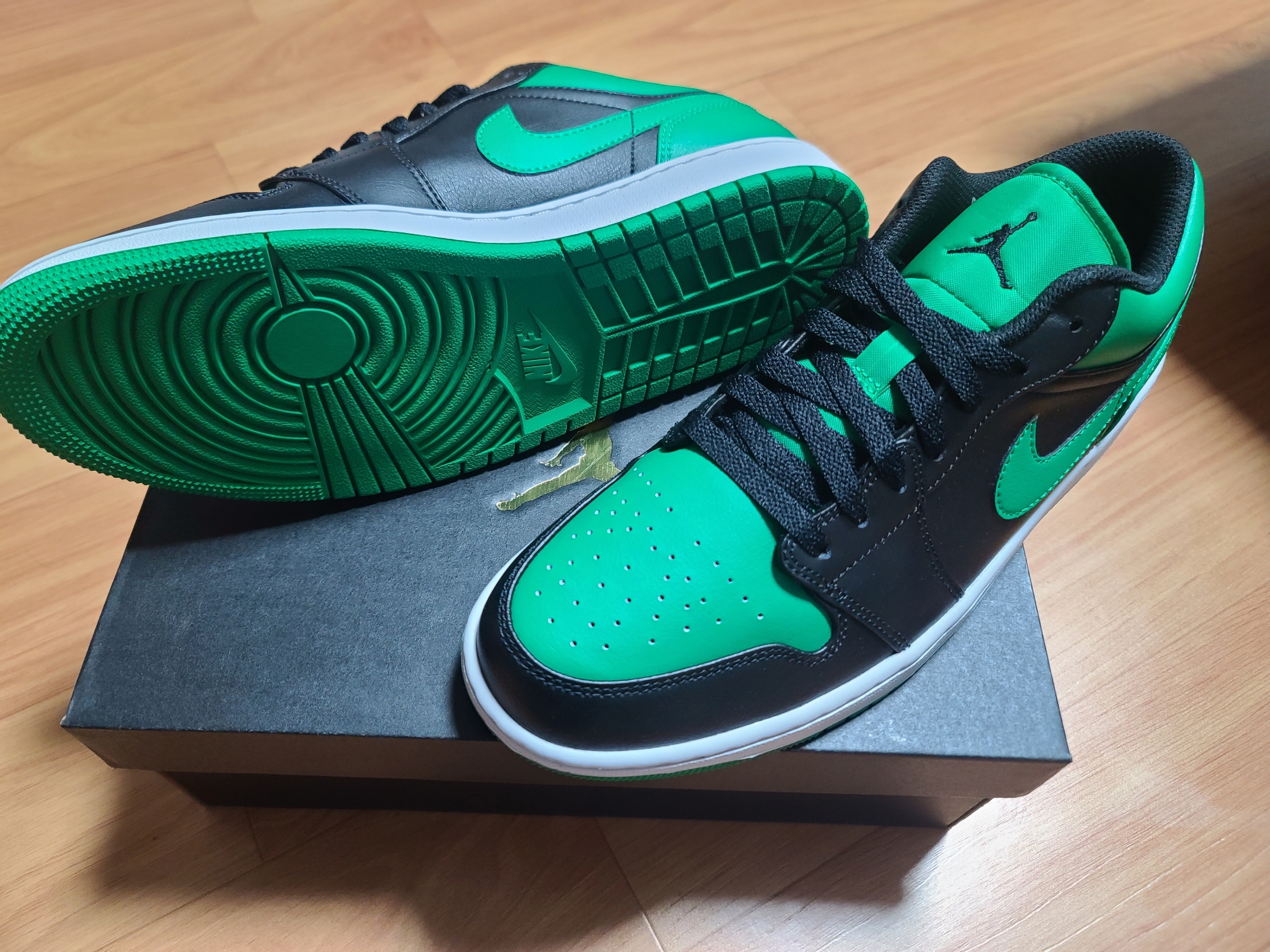 Jordan 1 Low Lucky Green 착용 스타일 - 2