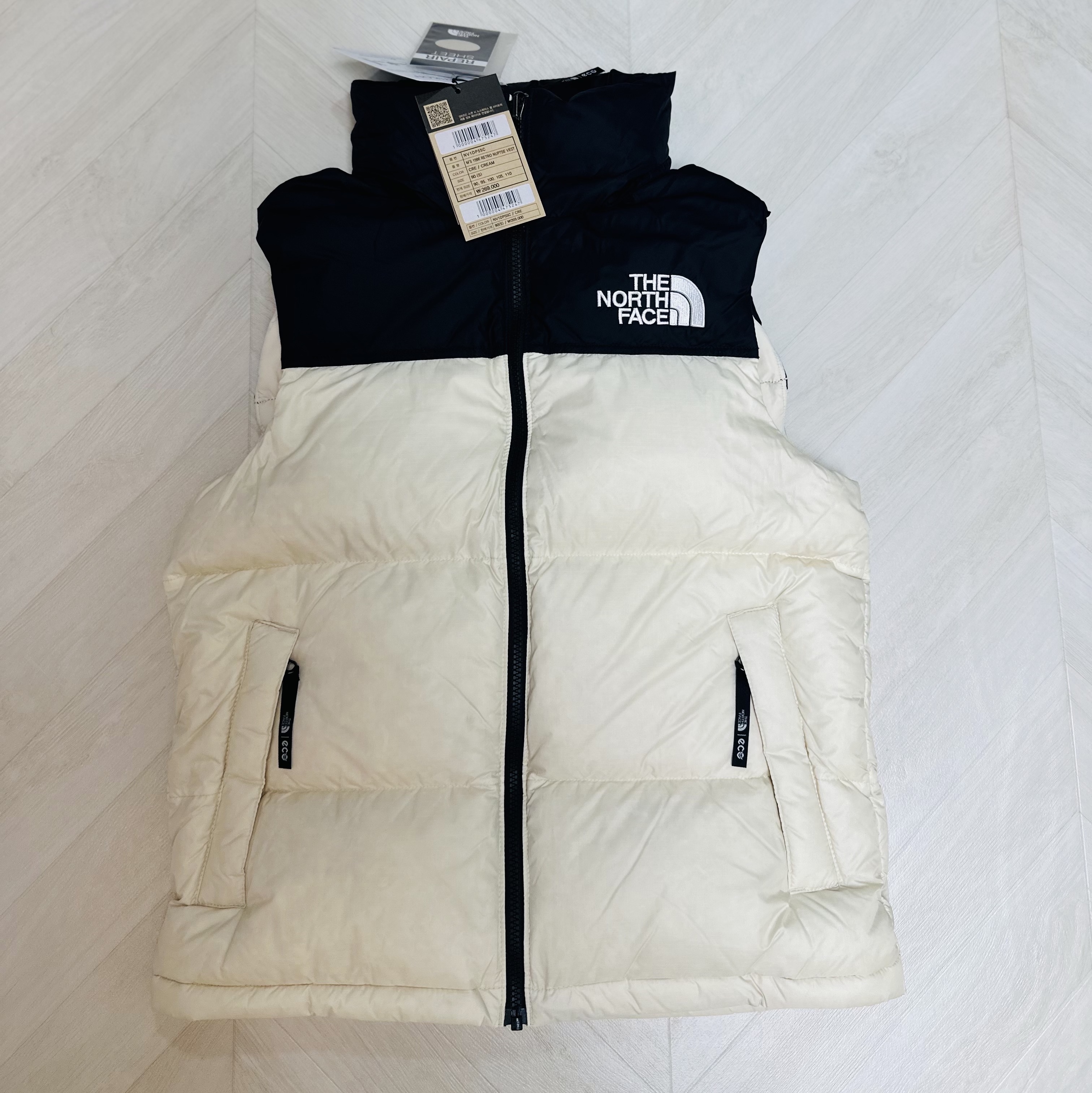 The North Face White Label Novelty Nuptse Down Vest Cream 착용 스타일 - 1
