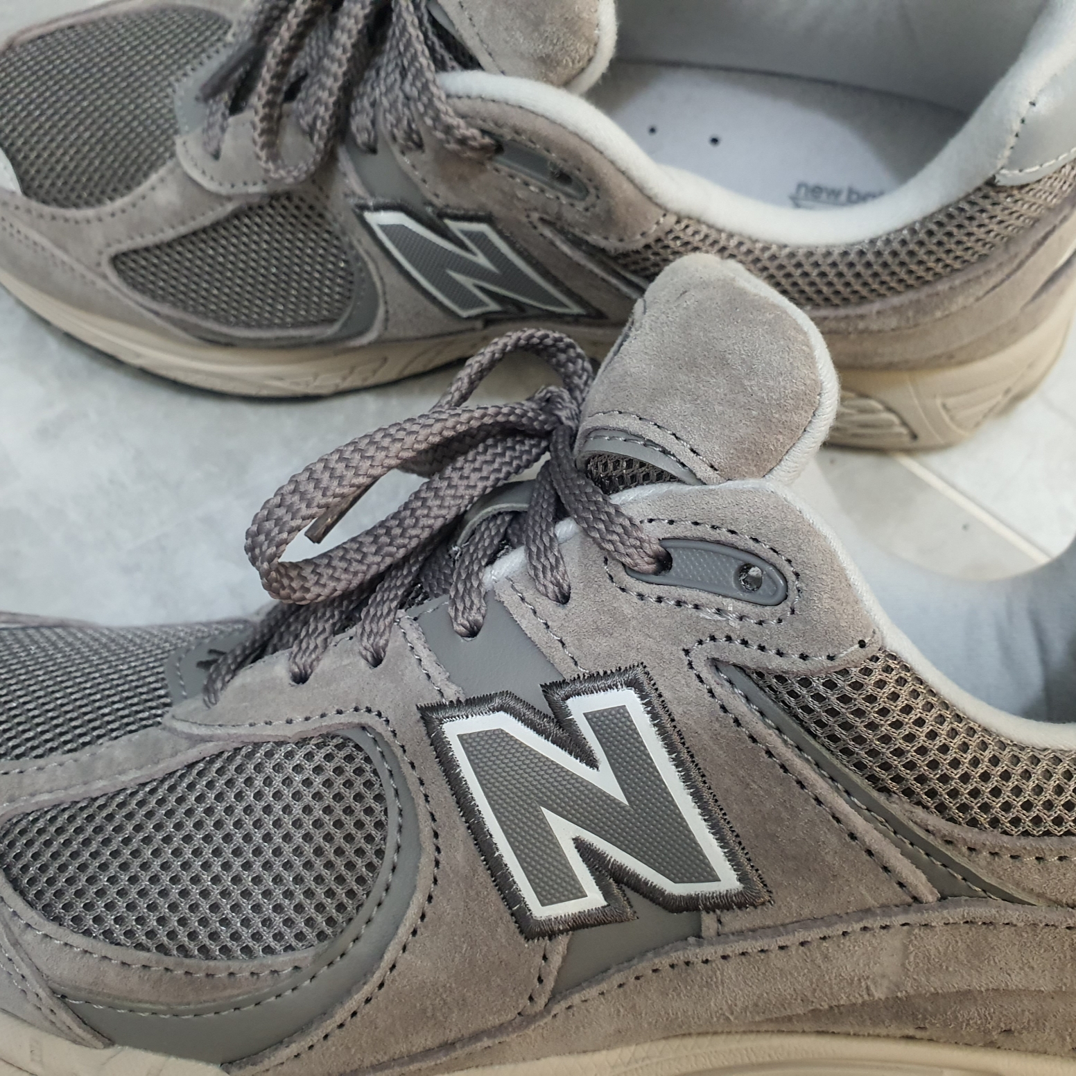 New Balance 2002R Grey 착용 스타일 - 2