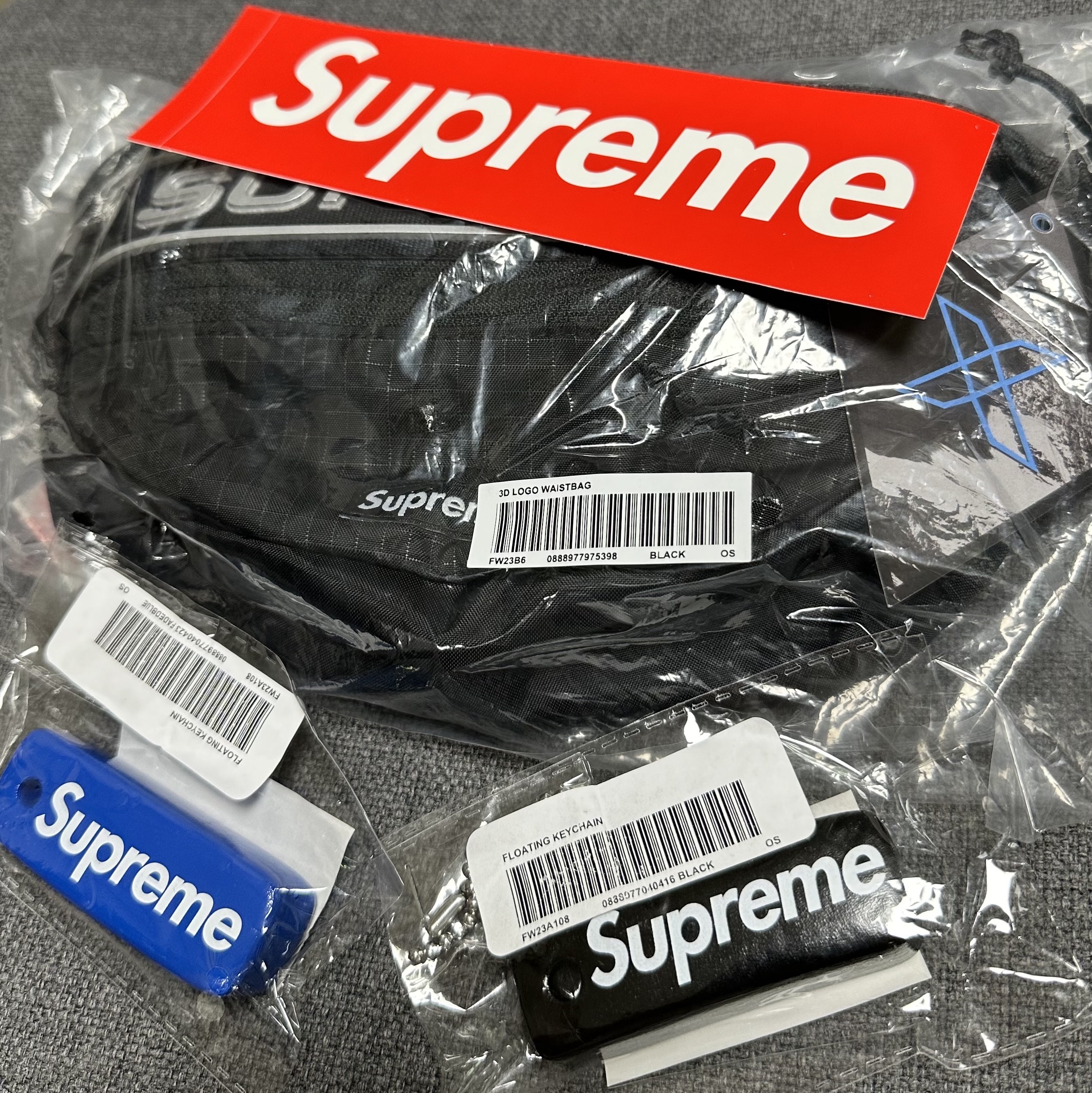 Supreme Floating Keychain Black - 23FW, Supreme Floating Keychain Faded Blue - 23FW 착용 스타일