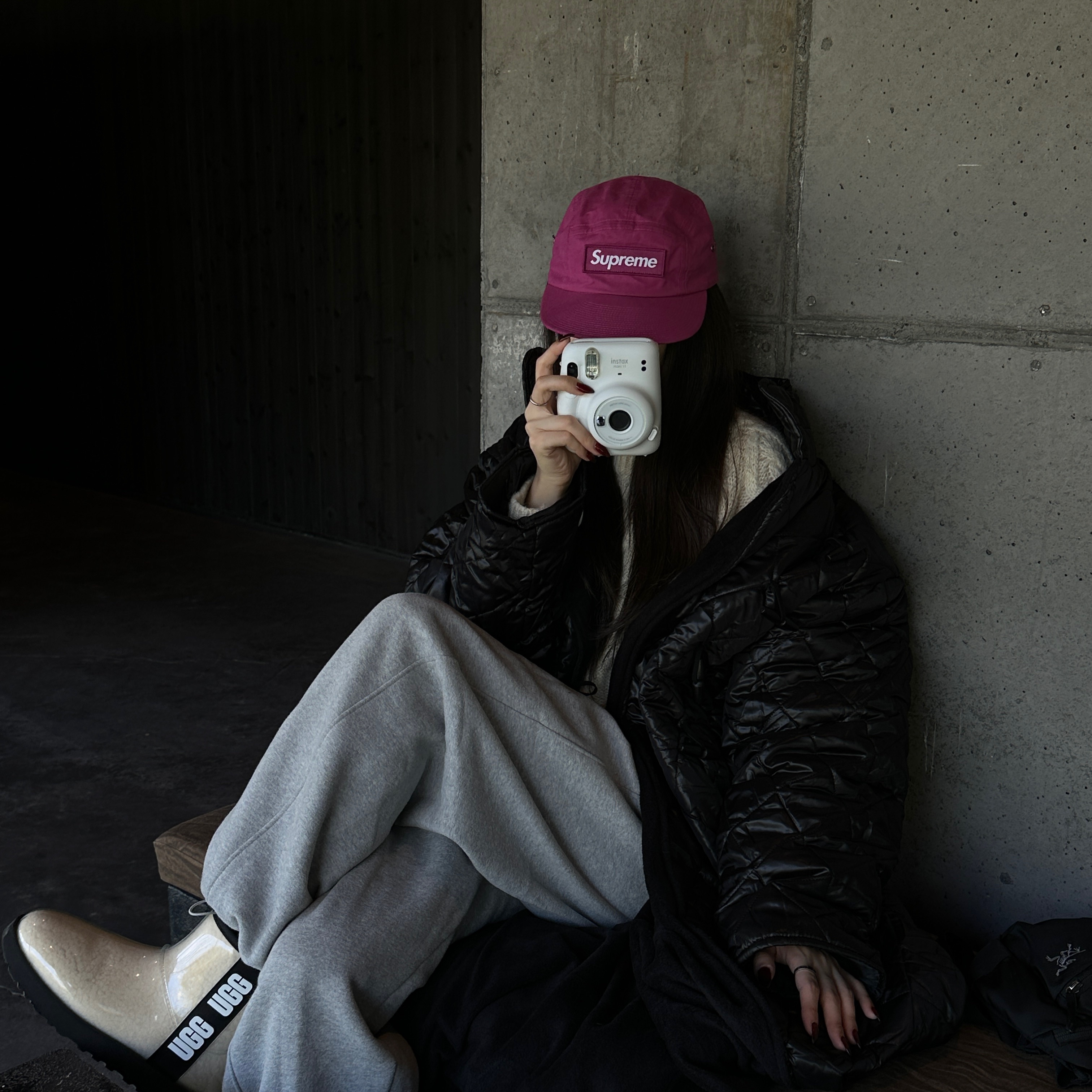 Supreme Waxed Cotton Camp Cap Magenta - 23FW, (W) UGG Classic Clear Mini Boots Natural Black 착용 스타일 - 2