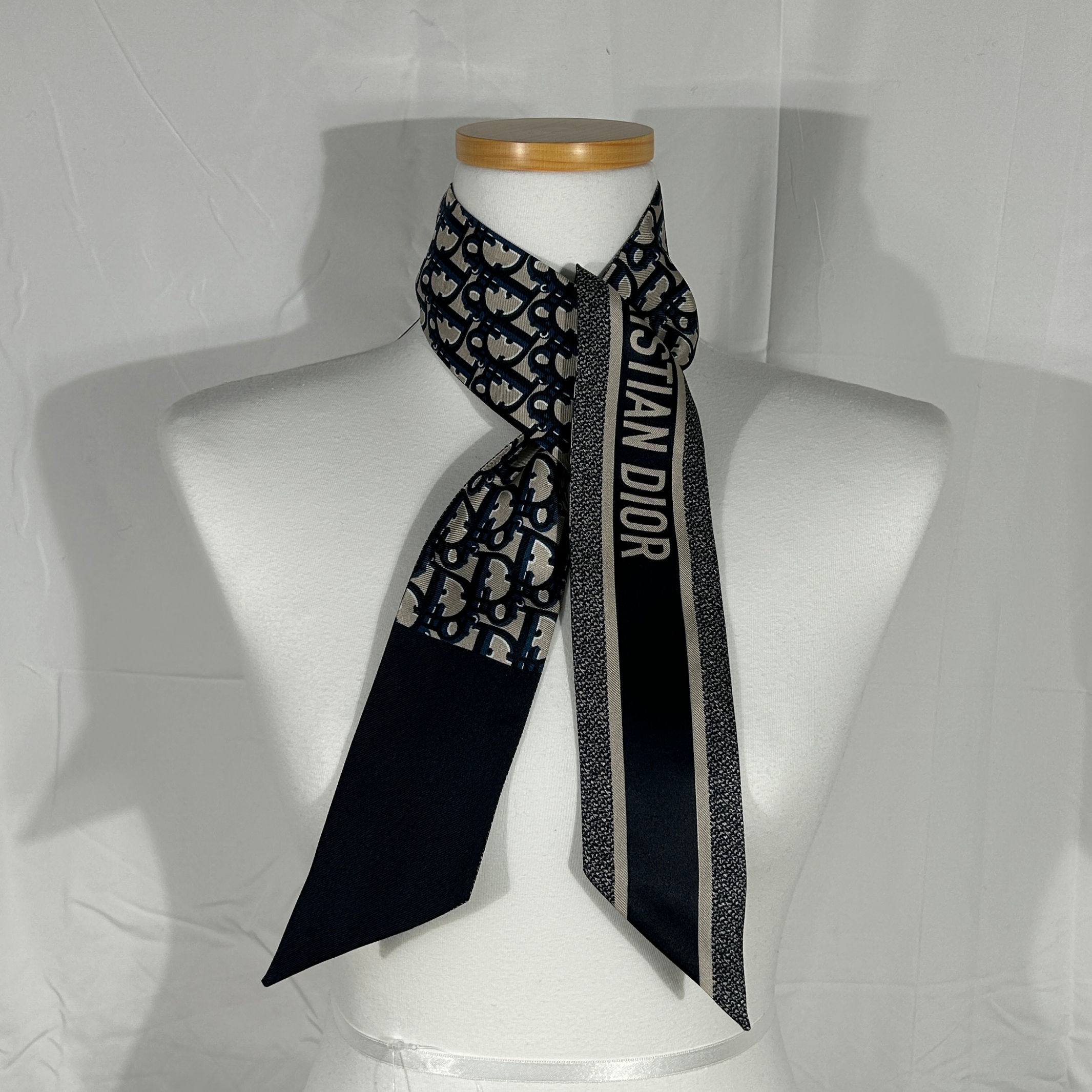 (W) Dior Oblique Mitzah Scarf Silk Twill Navy Blue 착용 스타일 - 1