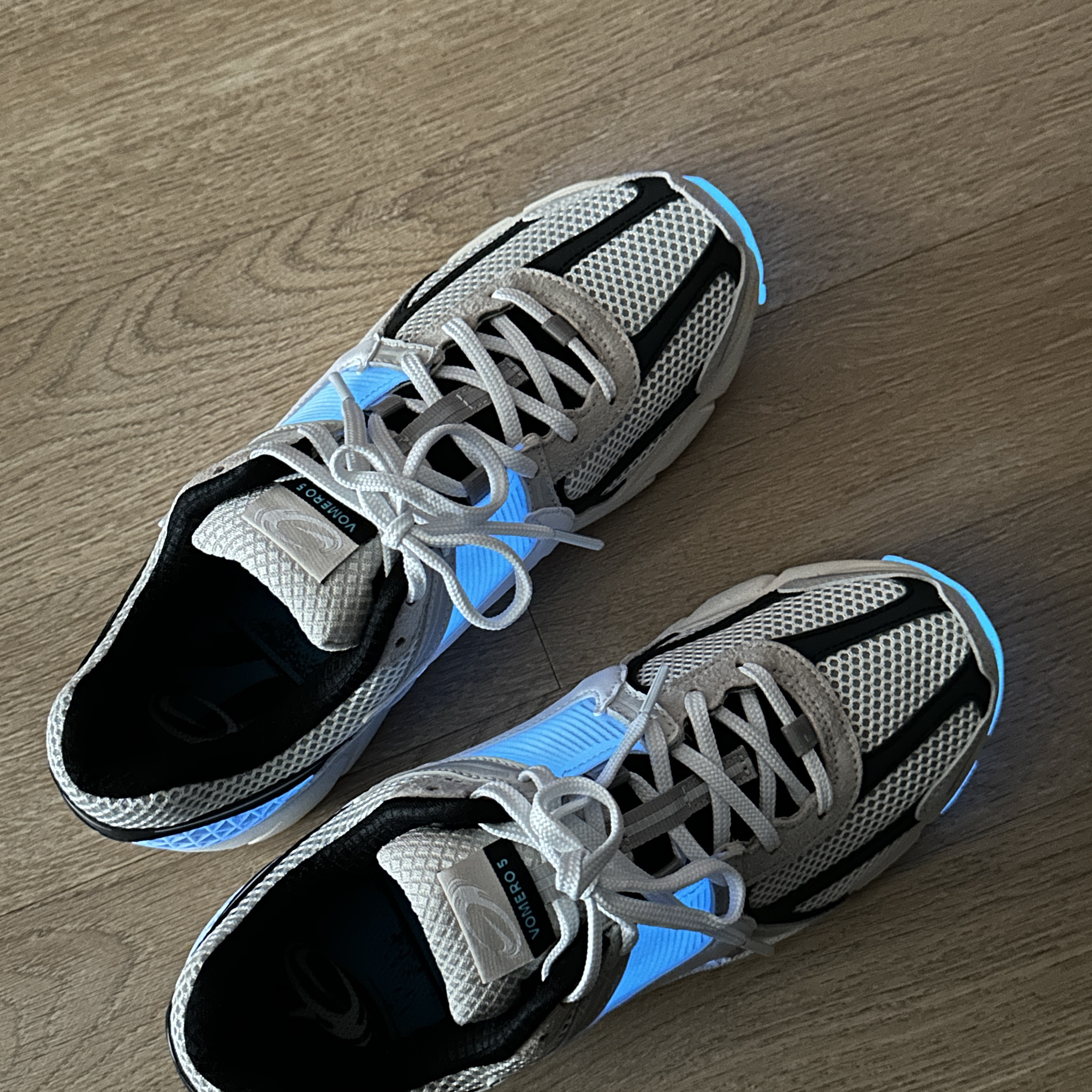 Nike Zoom Vomero 5 Light Bone and Black 착용 스타일