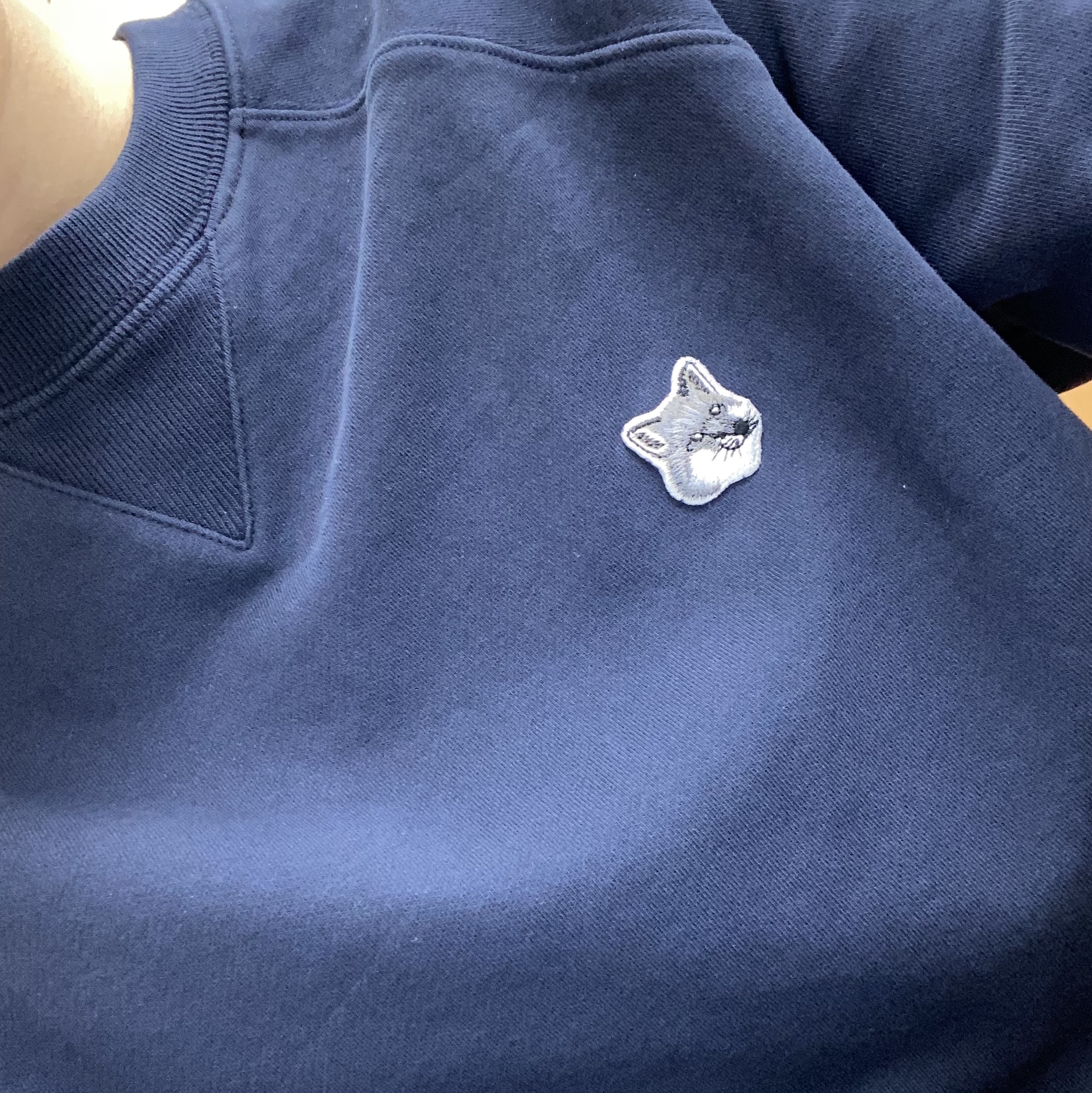 Maison Kitsune Grey Fox Head Patch Classic Sweatshirt Navy 착용 스타일