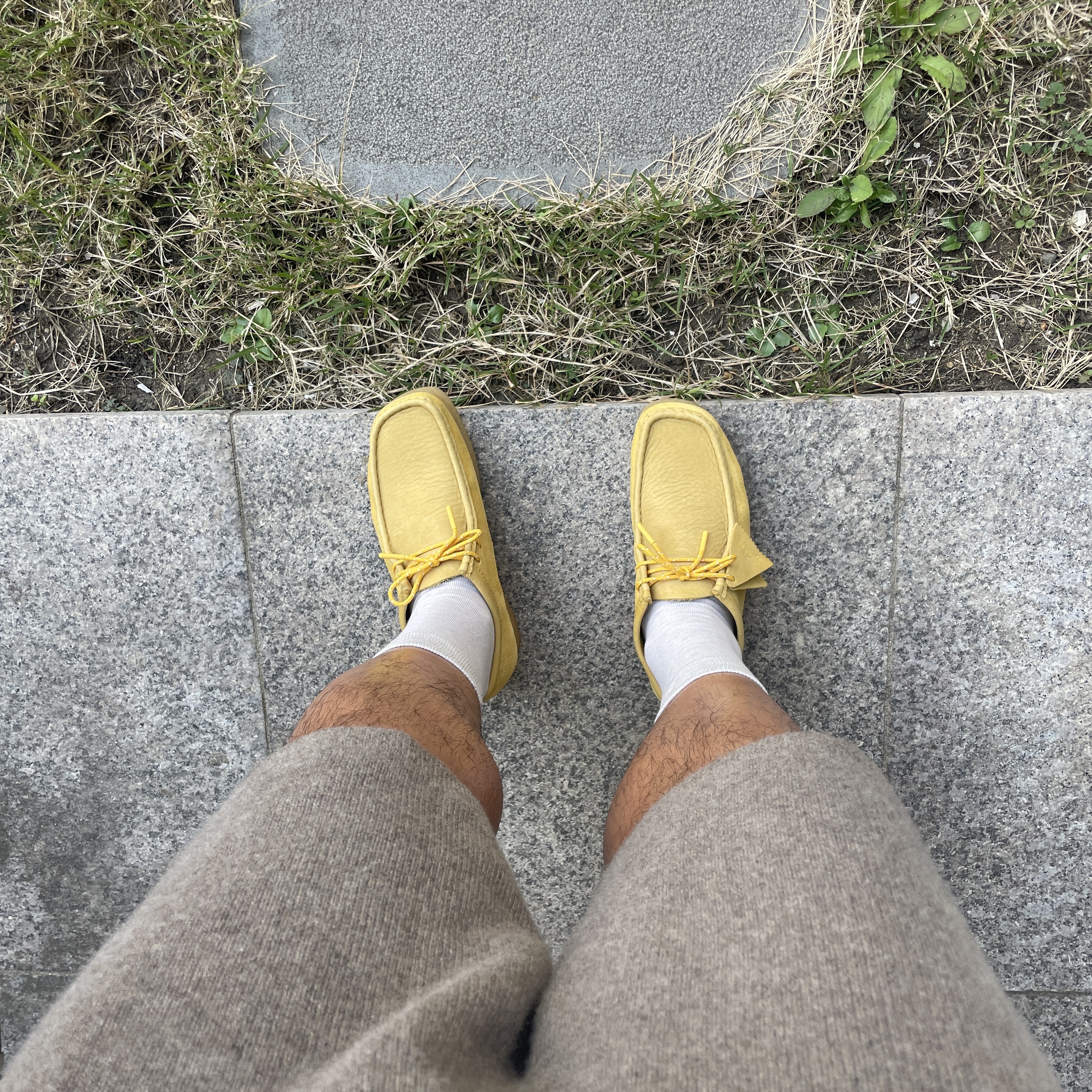 Clarks Wallabee Yellow Suede 착용 스타일 - 2