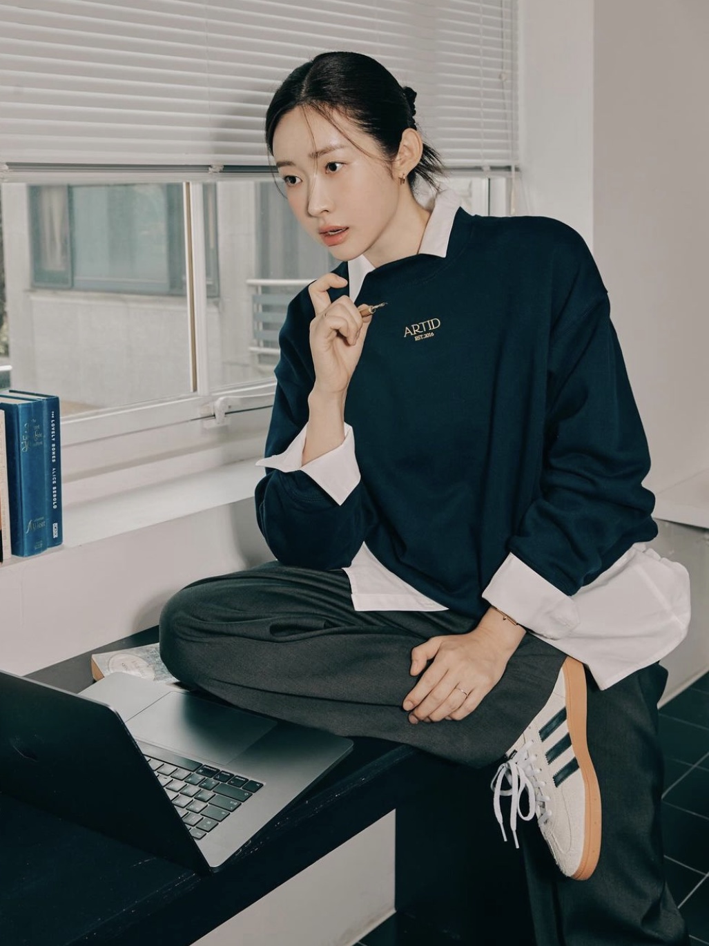 (W) Adidas Spezial Handball Aluminium Core Black 착용 스타일
