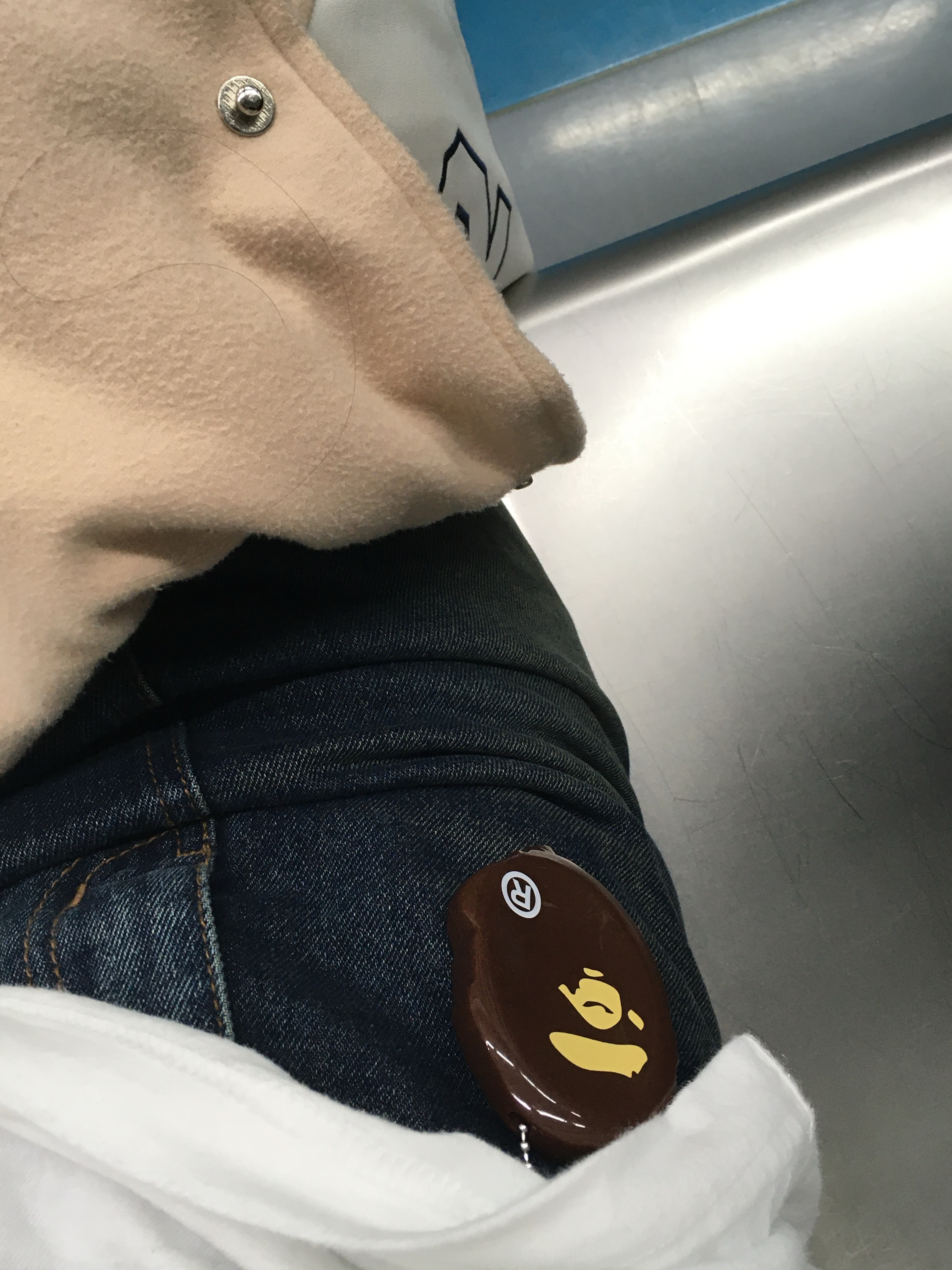 BAPE Ape Head Coin Case M Brown 착용 스타일