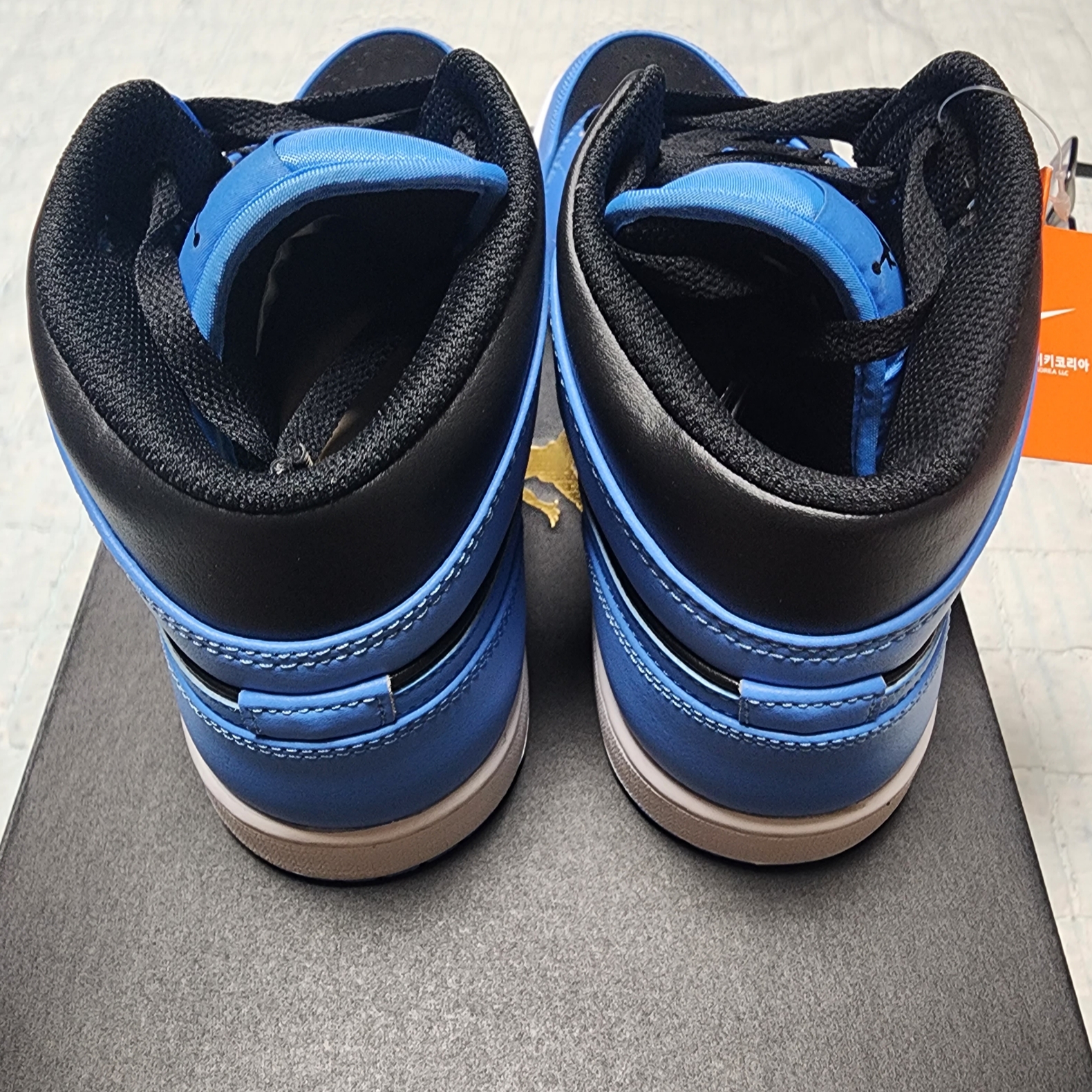 Jordan 1 Mid University Blue Black 착용 스타일 - 5