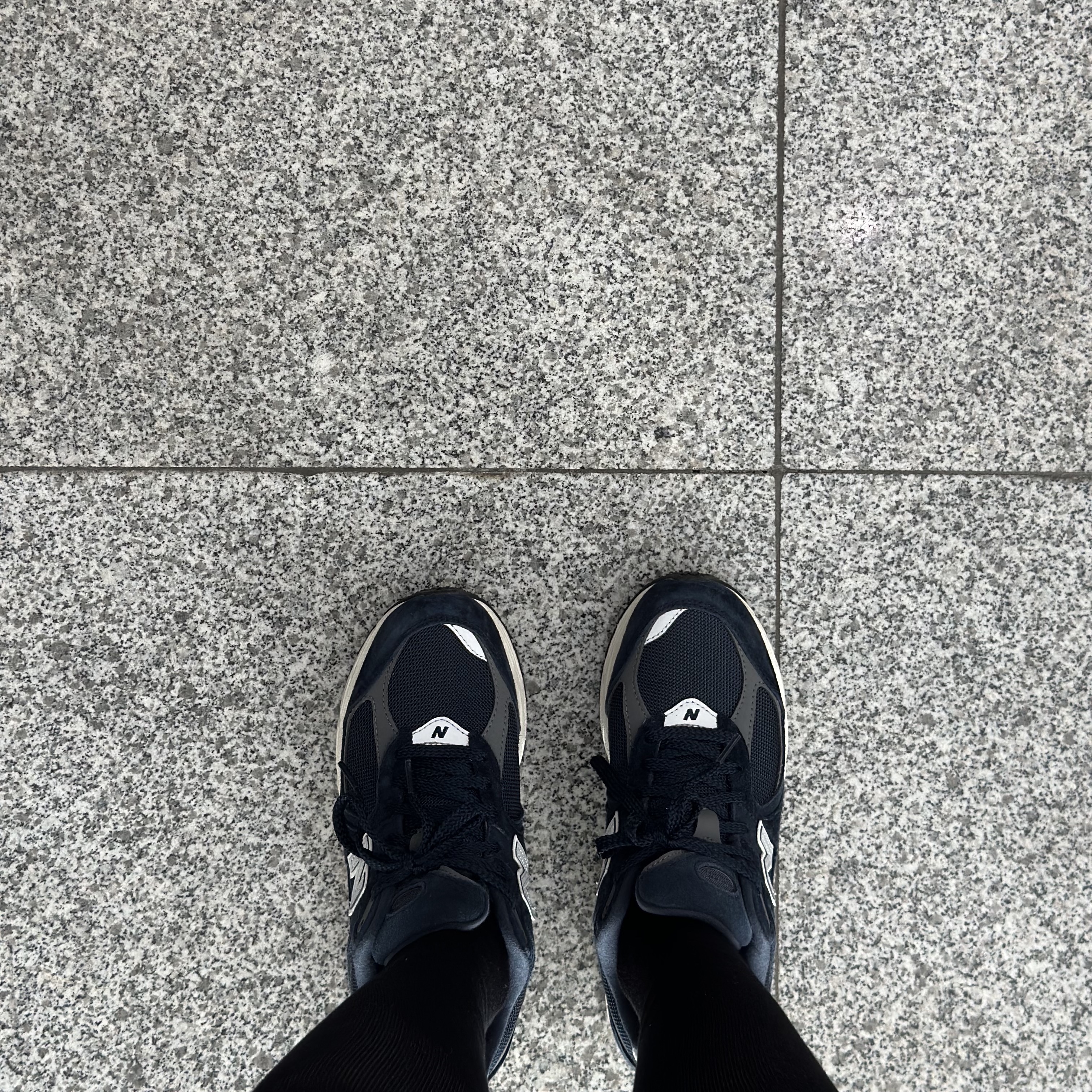 New Balance 2002R Eclipse Castlerock 착용 스타일 - 1