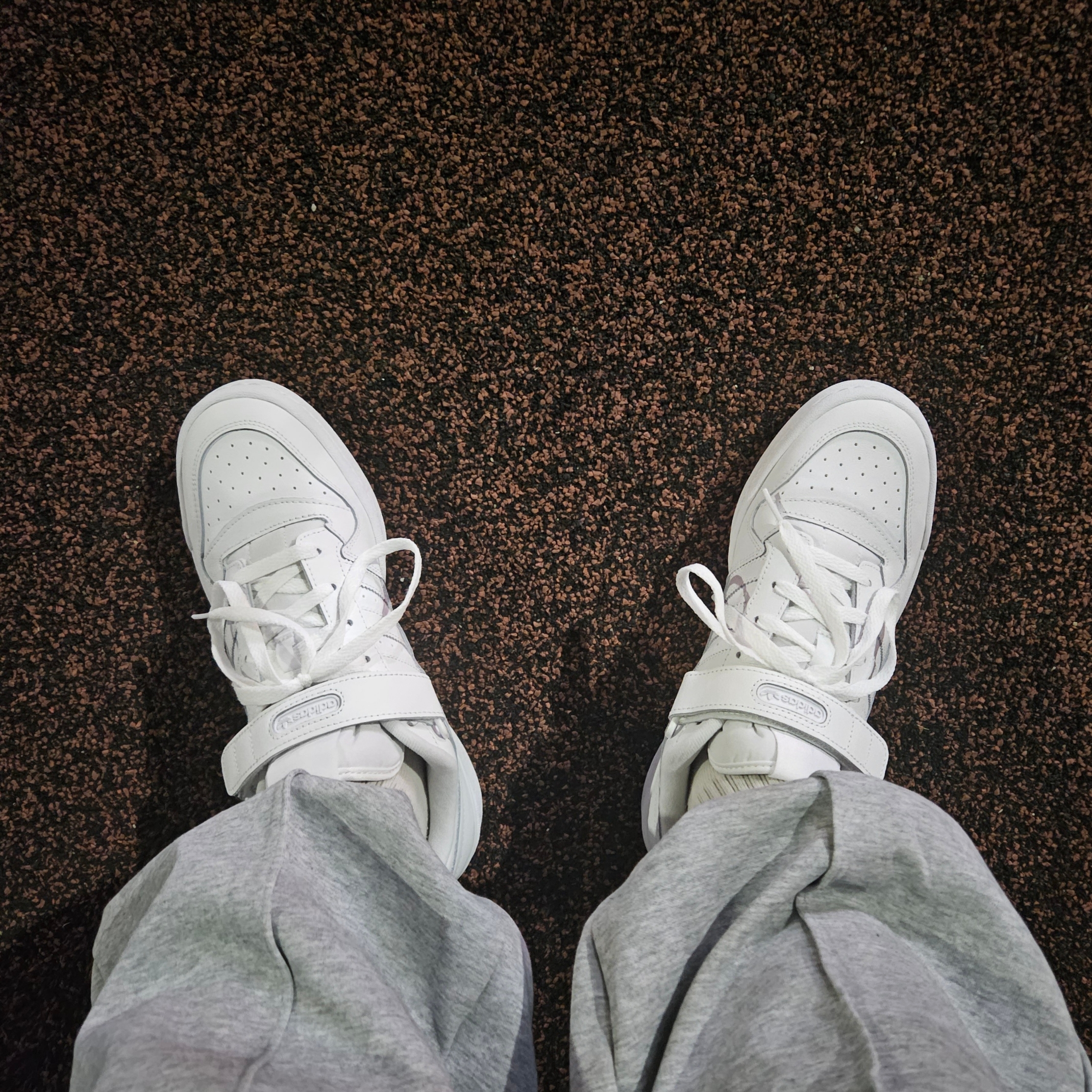 Adidas Forum Low Triple White 착용 스타일 - 3