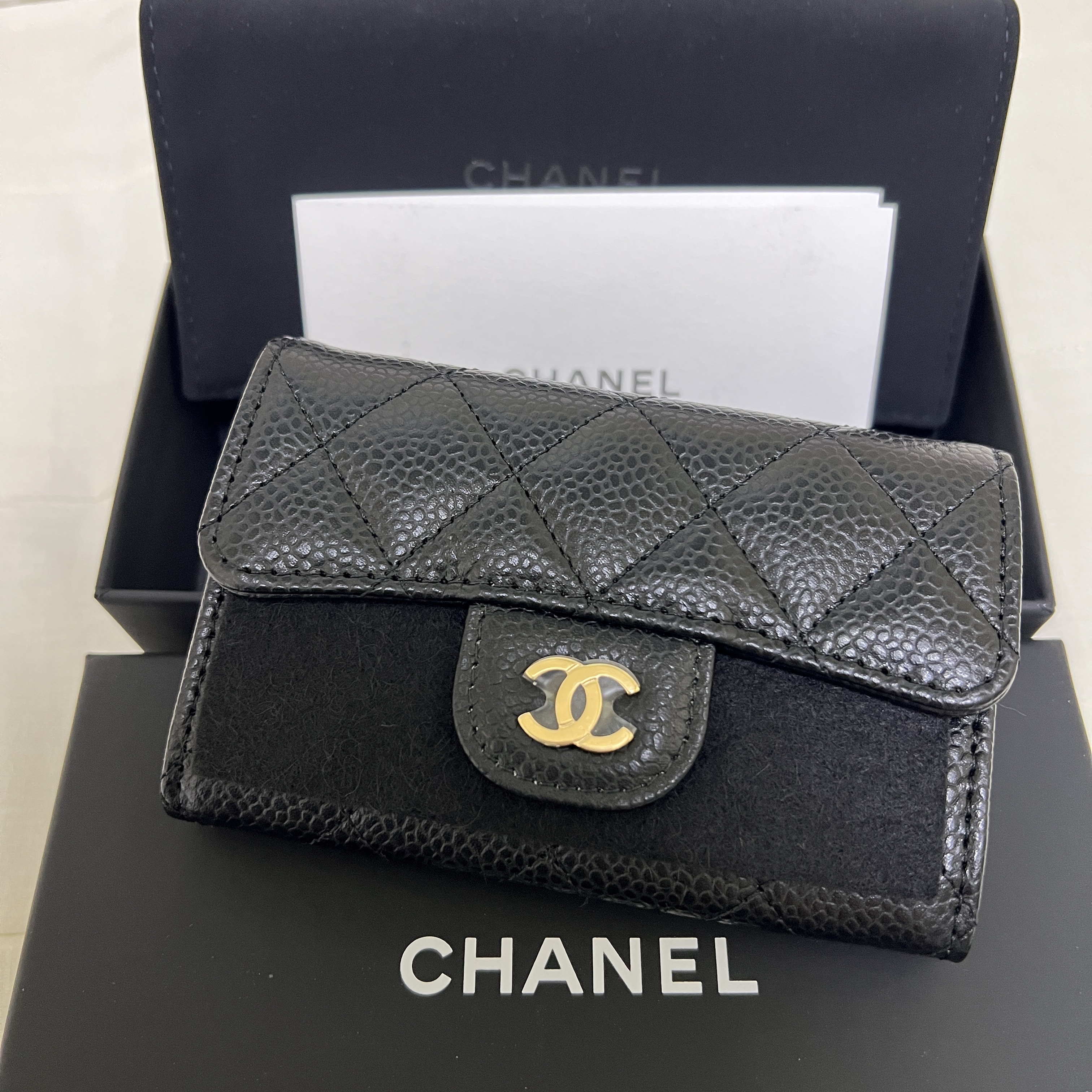 Chanel Classic Card Holder Grained Calfskin & Gold Black 착용 스타일
