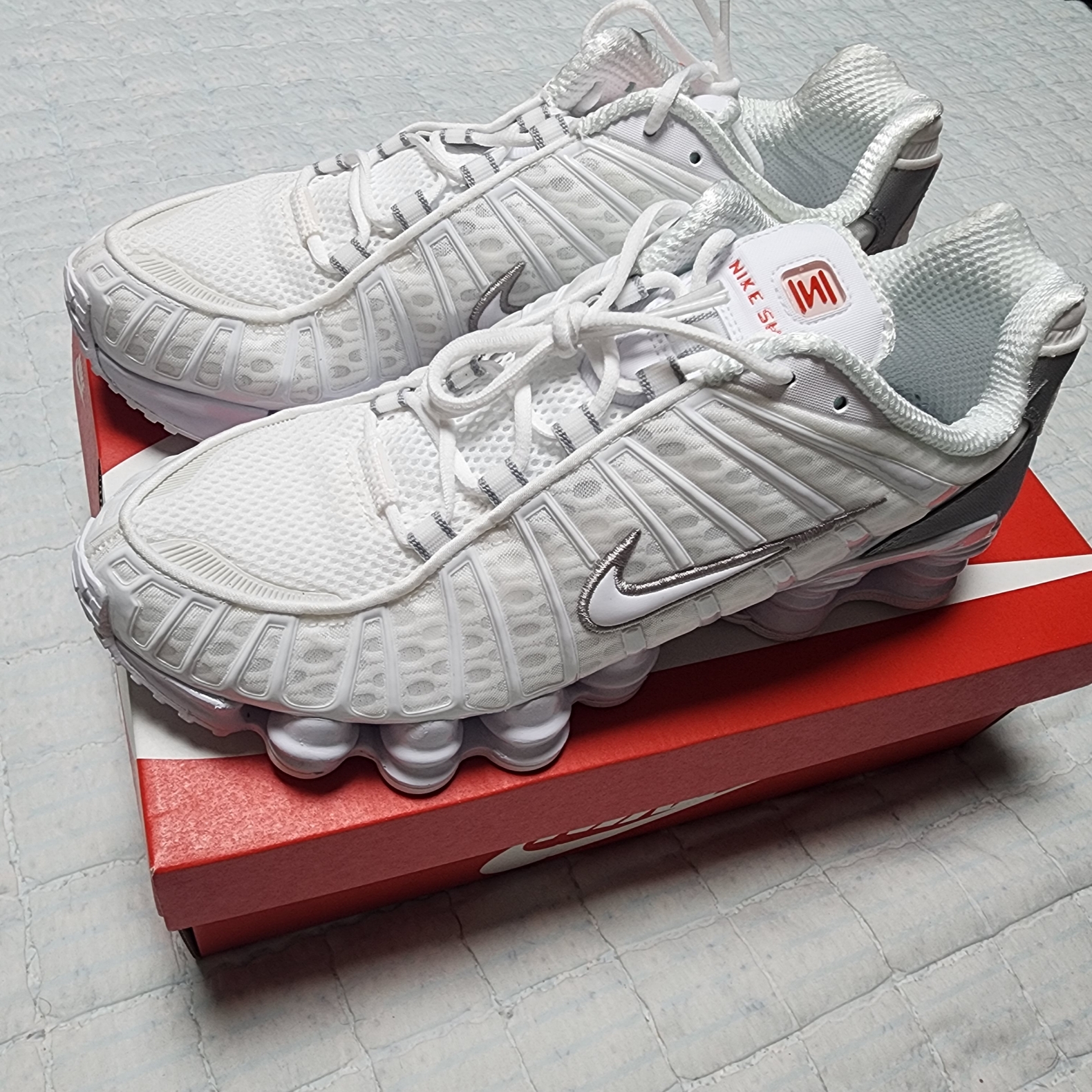 (W) Nike Shox TL White and Max Orange 착용 스타일 - 4