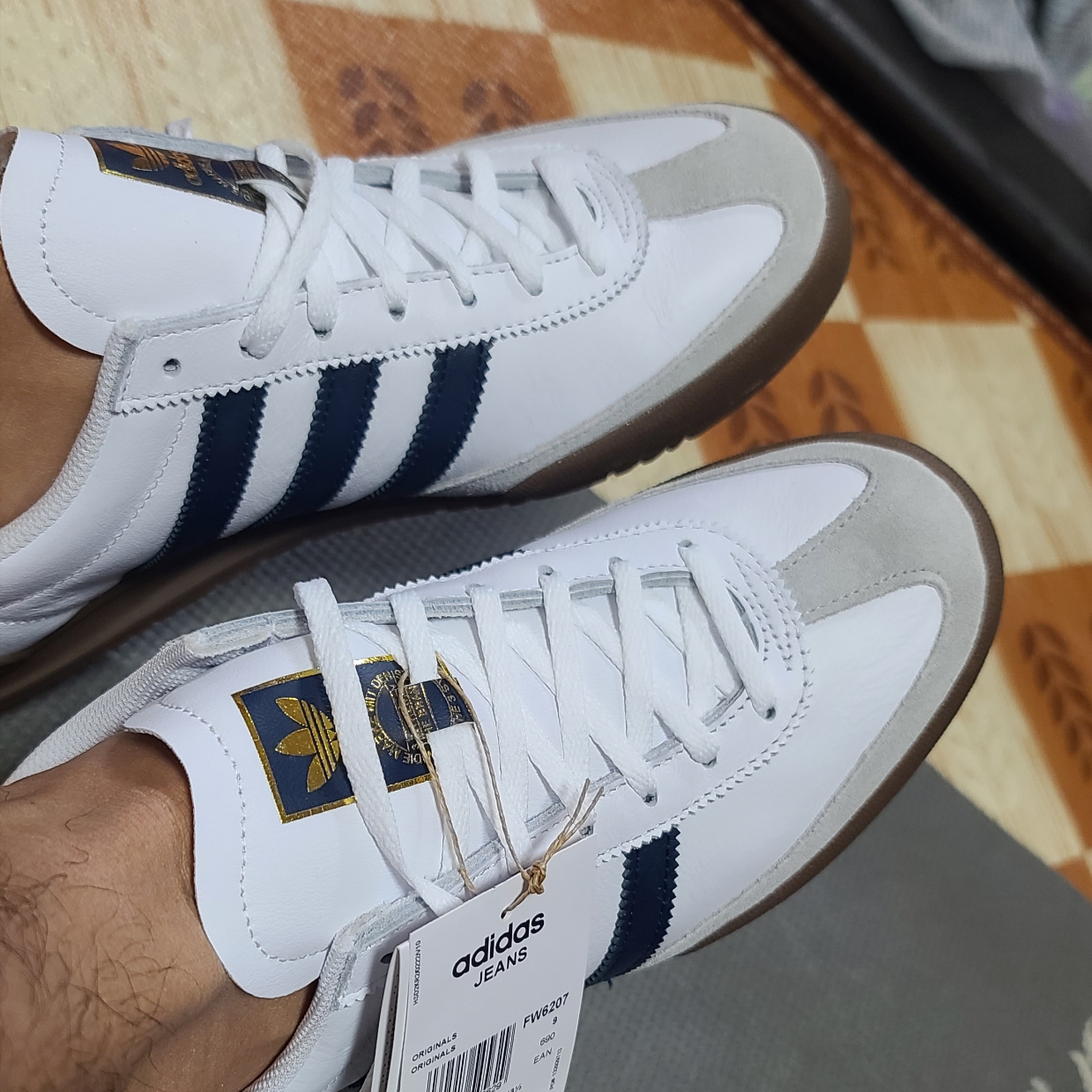 Adidas Jeans Cloud White Collegiate Navy Gum 착용 스타일 - 1
