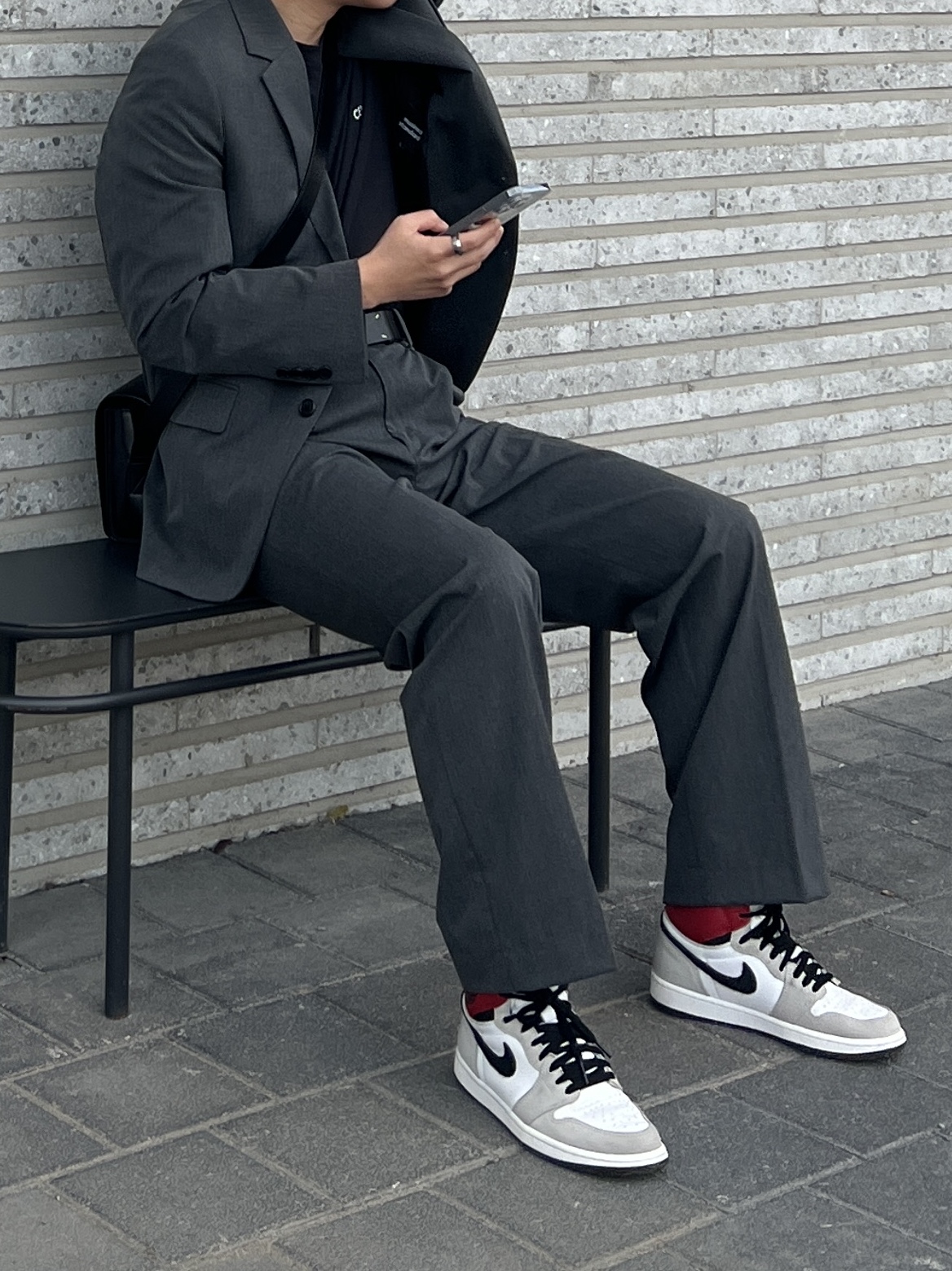 Lemaire Camera Bag Vegetable-Tanned Leather Black, Jordan 1 Retro High OG Light Smoke Grey 착용 스타일 - 1