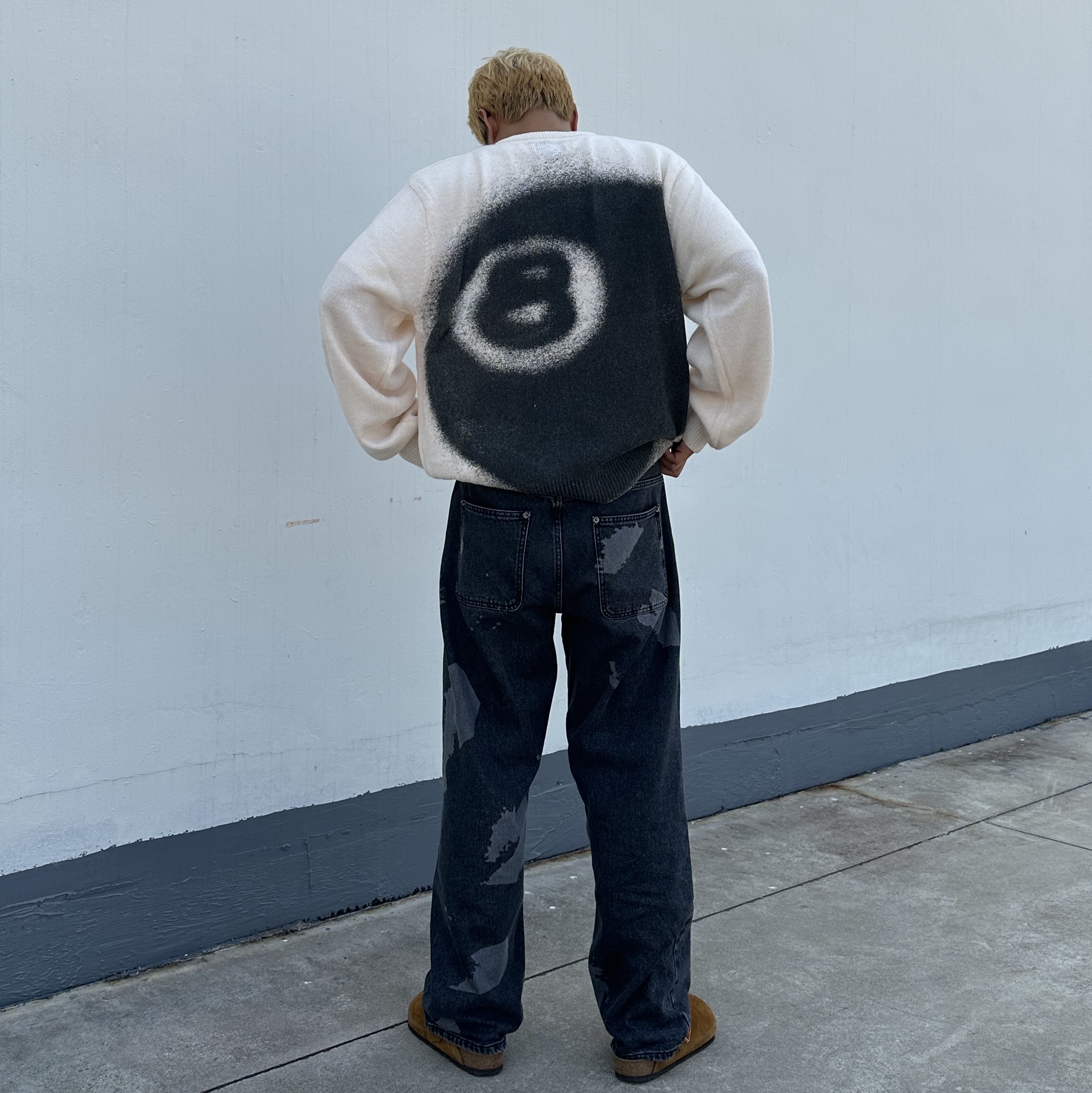 Stussy 8 Ball Spray Sweater Ivory, Stussy 8 Ball Studded Belt Brown Suede 착용 스타일 - 1