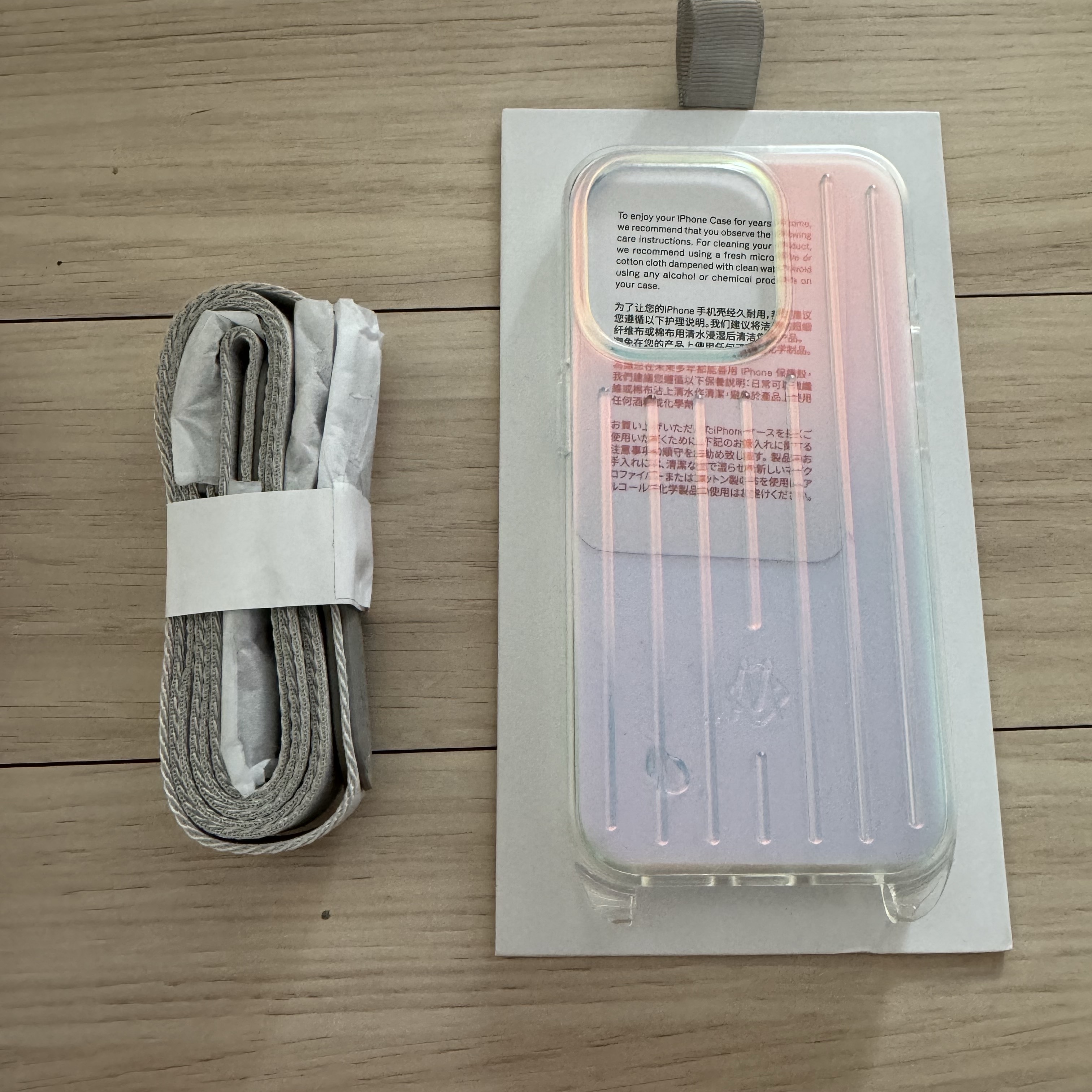 Rimowa iPhone 15 Pro Case with Strap Iridescent 착용 스타일 - 2