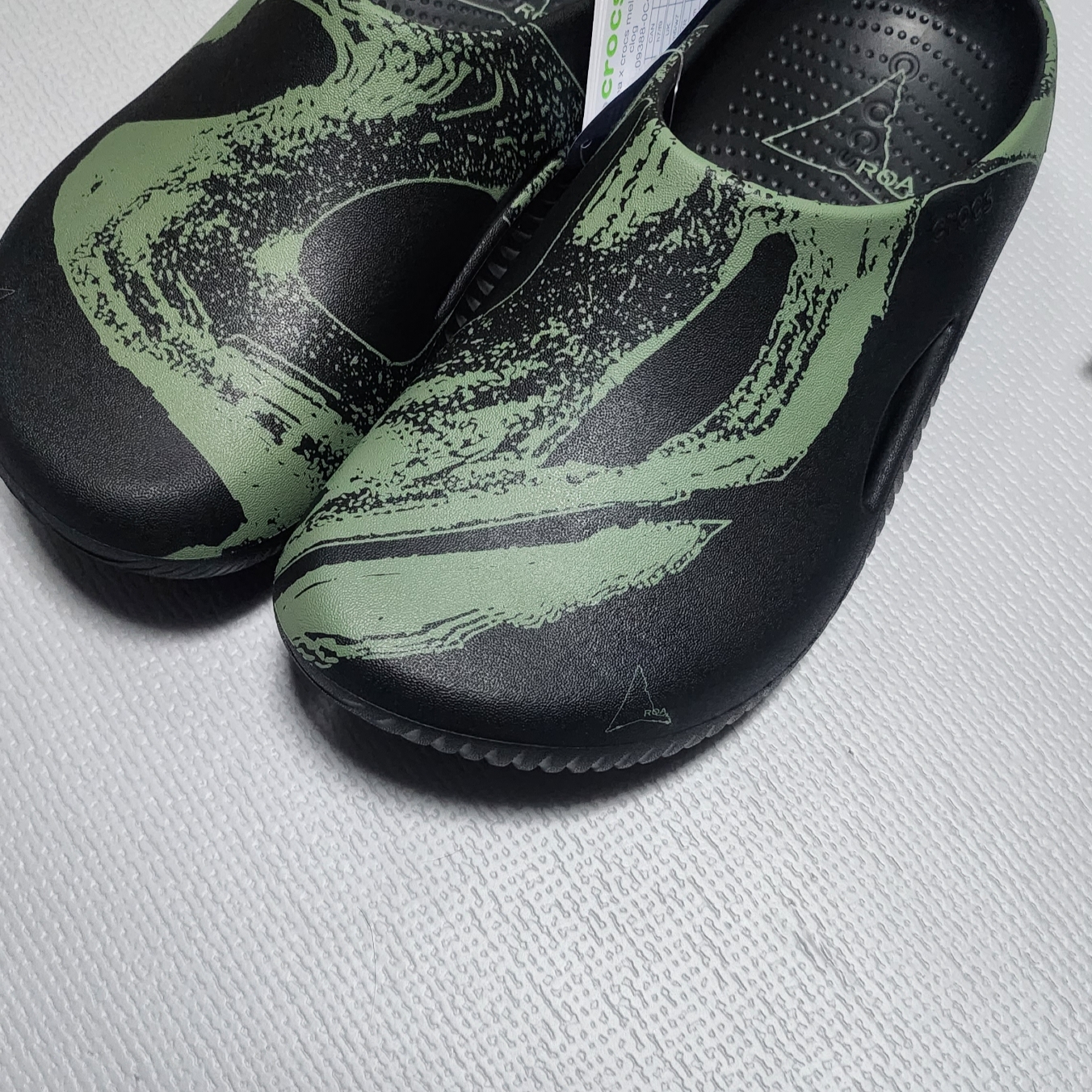 Crocs x Roa Hiking Mellow Clog Black Multi 착용 스타일 - 1