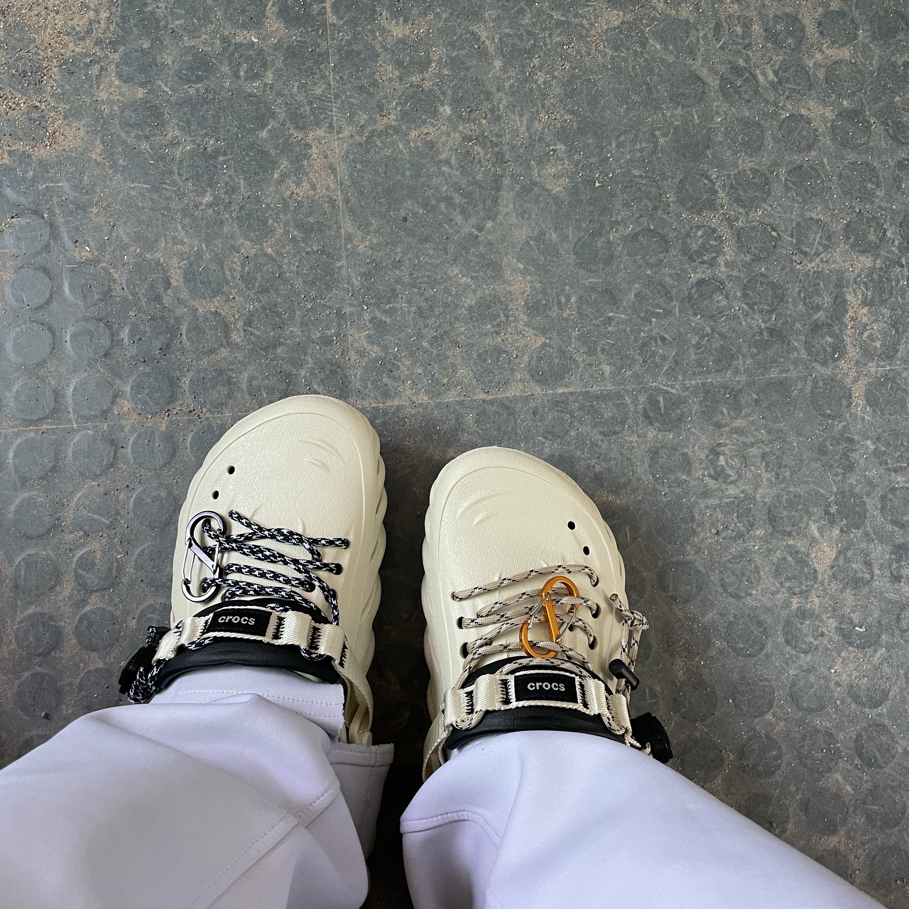 Crocs Echo Clog Bone Black 착용 스타일