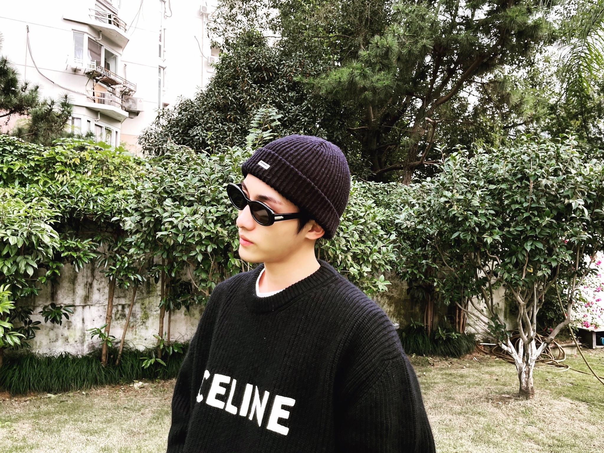 Celine Oversized Sweater in Ribbed Wool Black 착용 스타일
