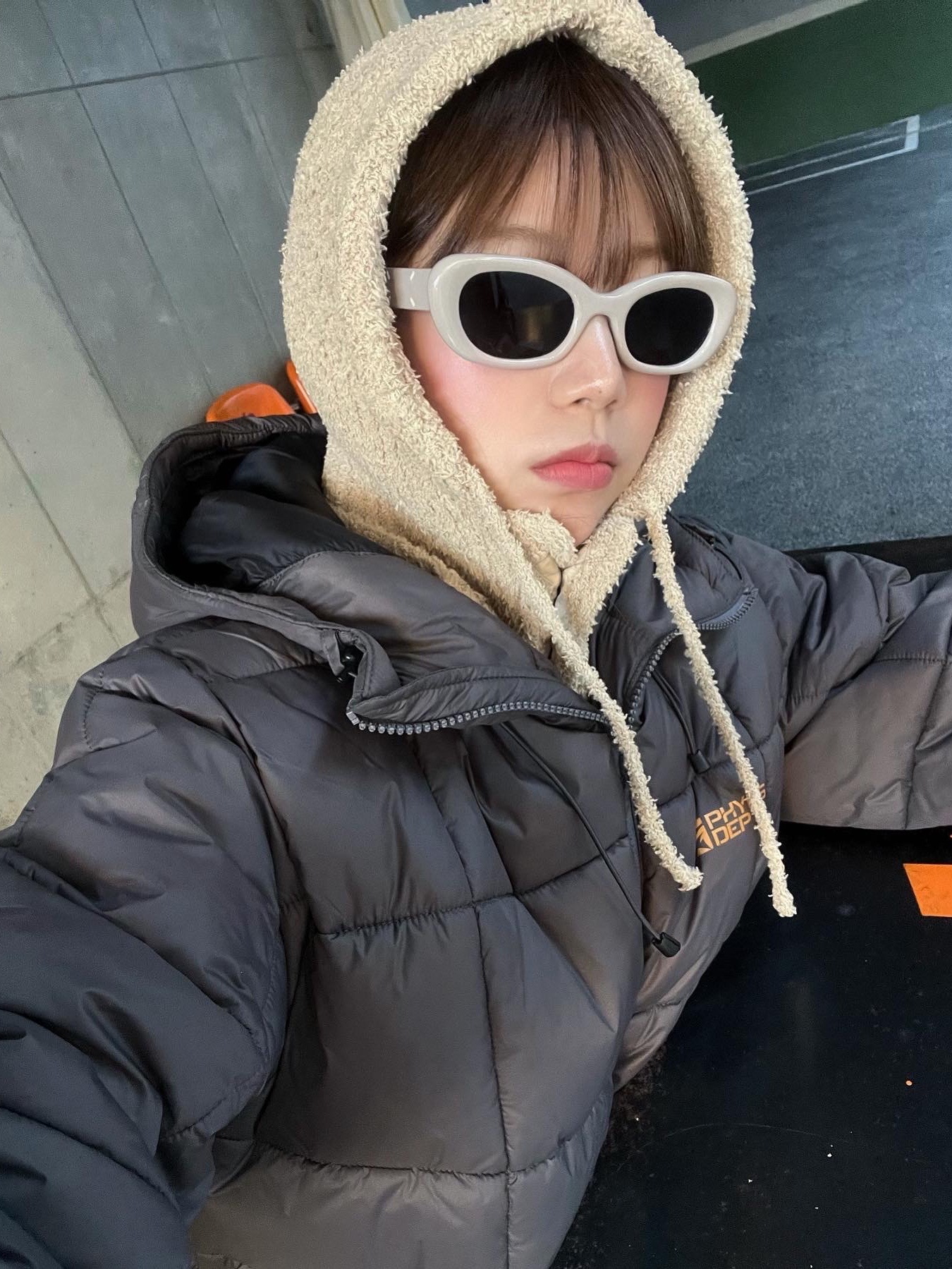 Gentle Monster x Maison Margiela MM004 Grey Black 착용 스타일 - 1