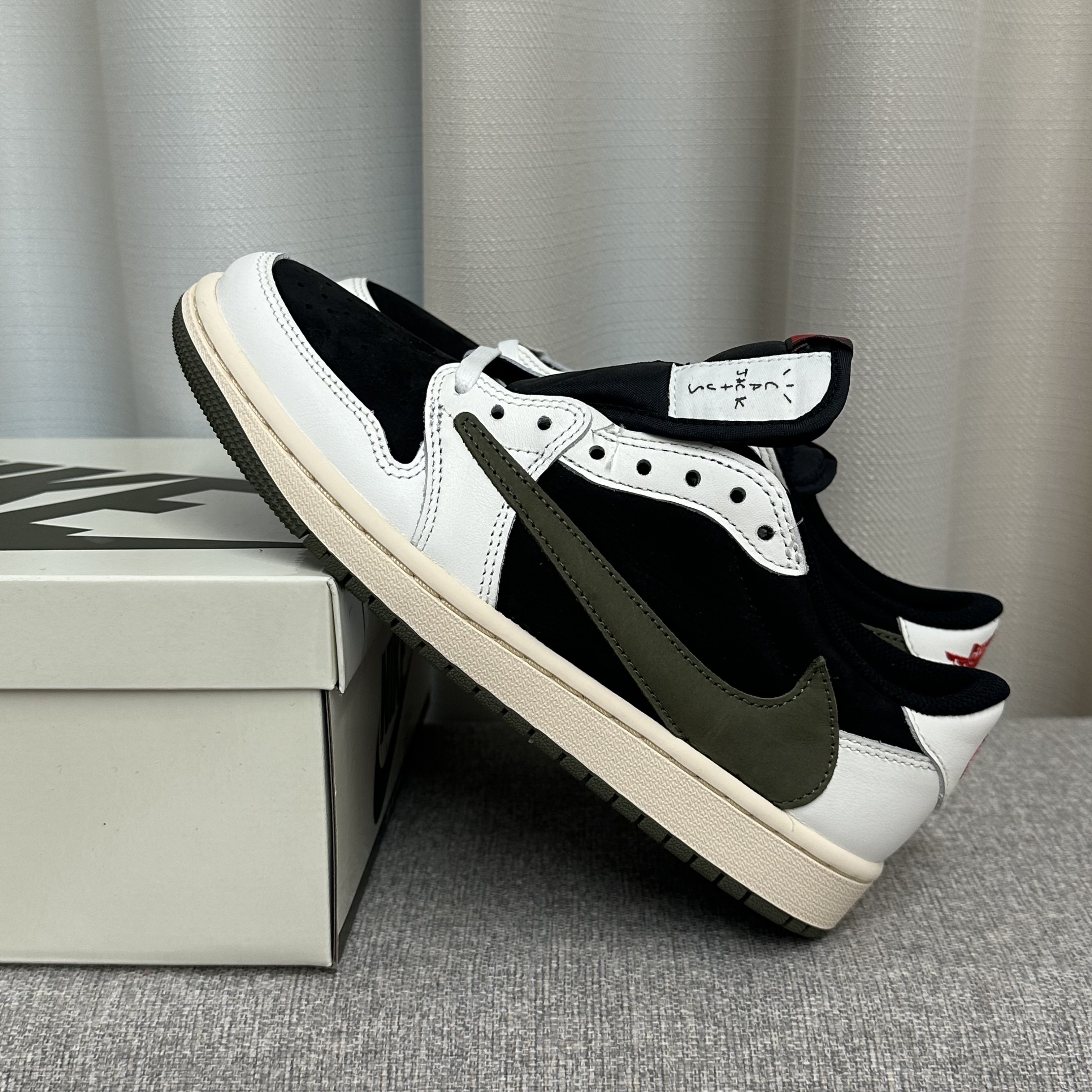 (W) Jordan 1 x Travis Scott Retro Low OG SP Medium Olive 착용 스타일 - 1
