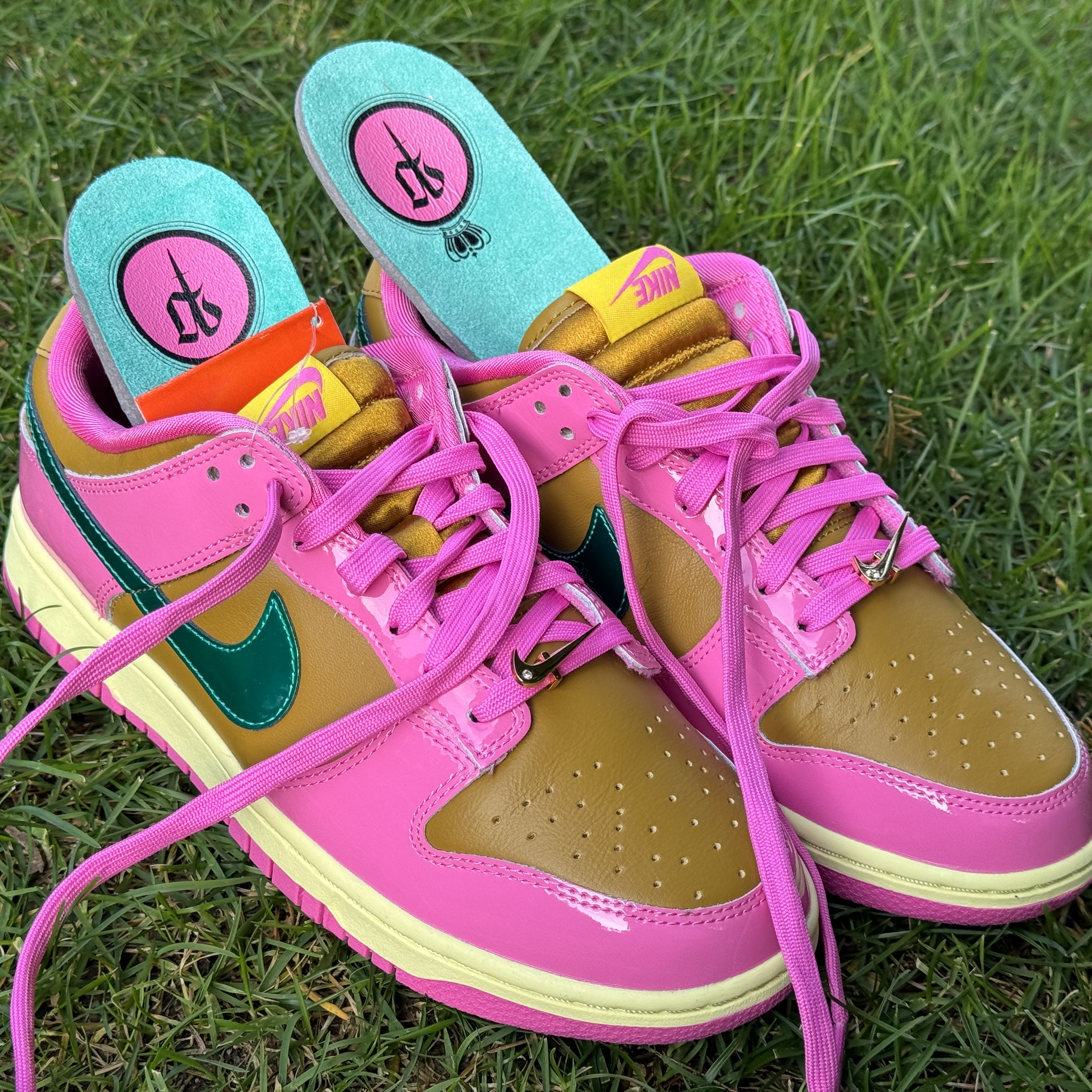 (W) Nike x Parris Goebel Dunk Low Playful Pink Bronzine 착용 스타일 - 2