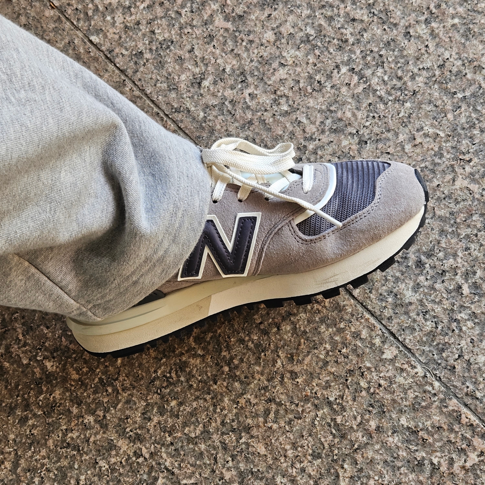 New Balance 574 Legacy Grey 착용 스타일 - 1