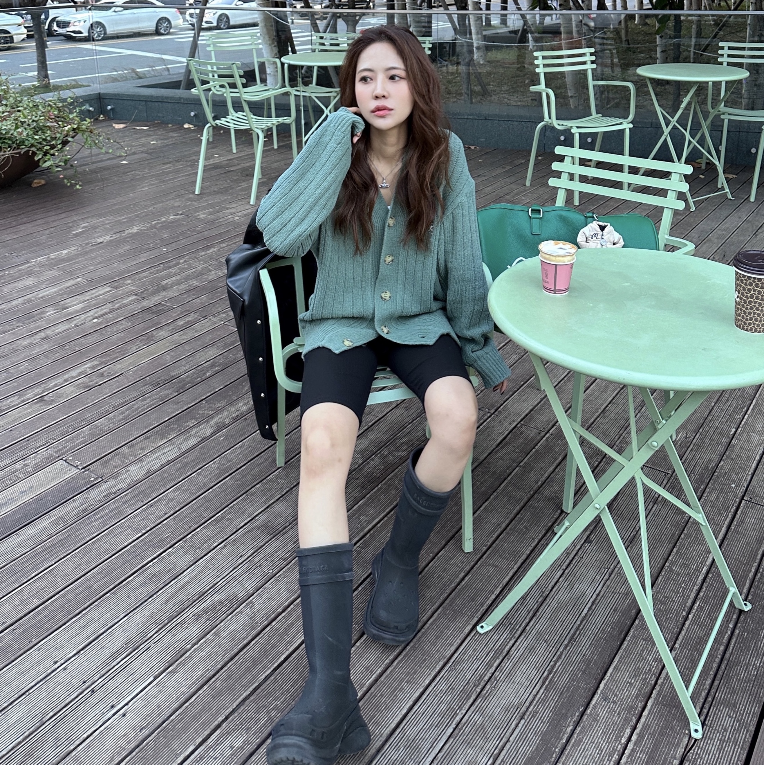 (W) Balenciaga x Crocs Rubber Boot Black, Balenciaga x Crocs Rubber Boot Black 착용 스타일 - 3