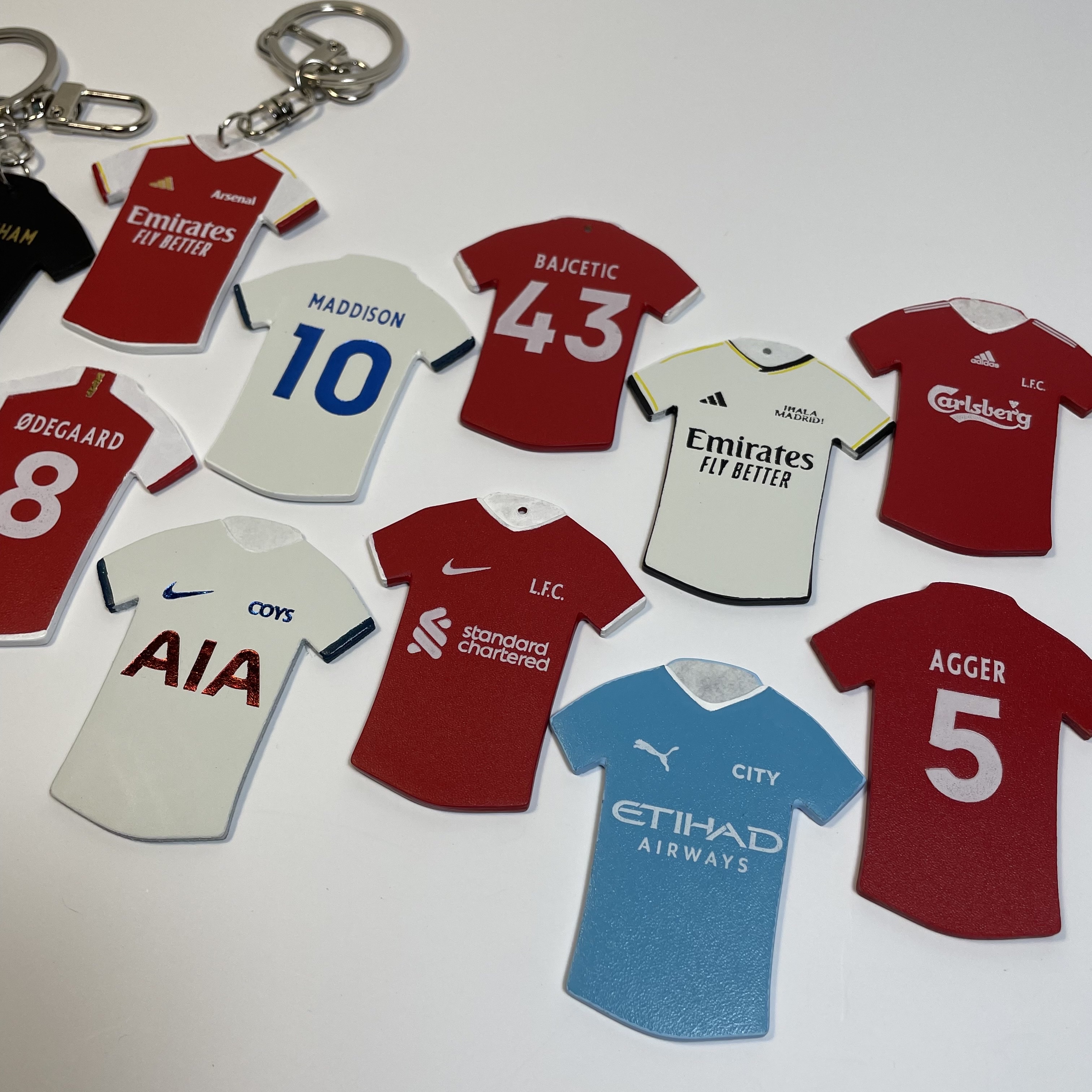 Adidas Real Madrid 2023/24 Home Jersey White - KR Sizing (Non Marking Ver.), Adidas Real Madrid 2023/24 3rd Jersey Black - KR Sizing (Non Marking Ver.) 착용 스타일 - 2