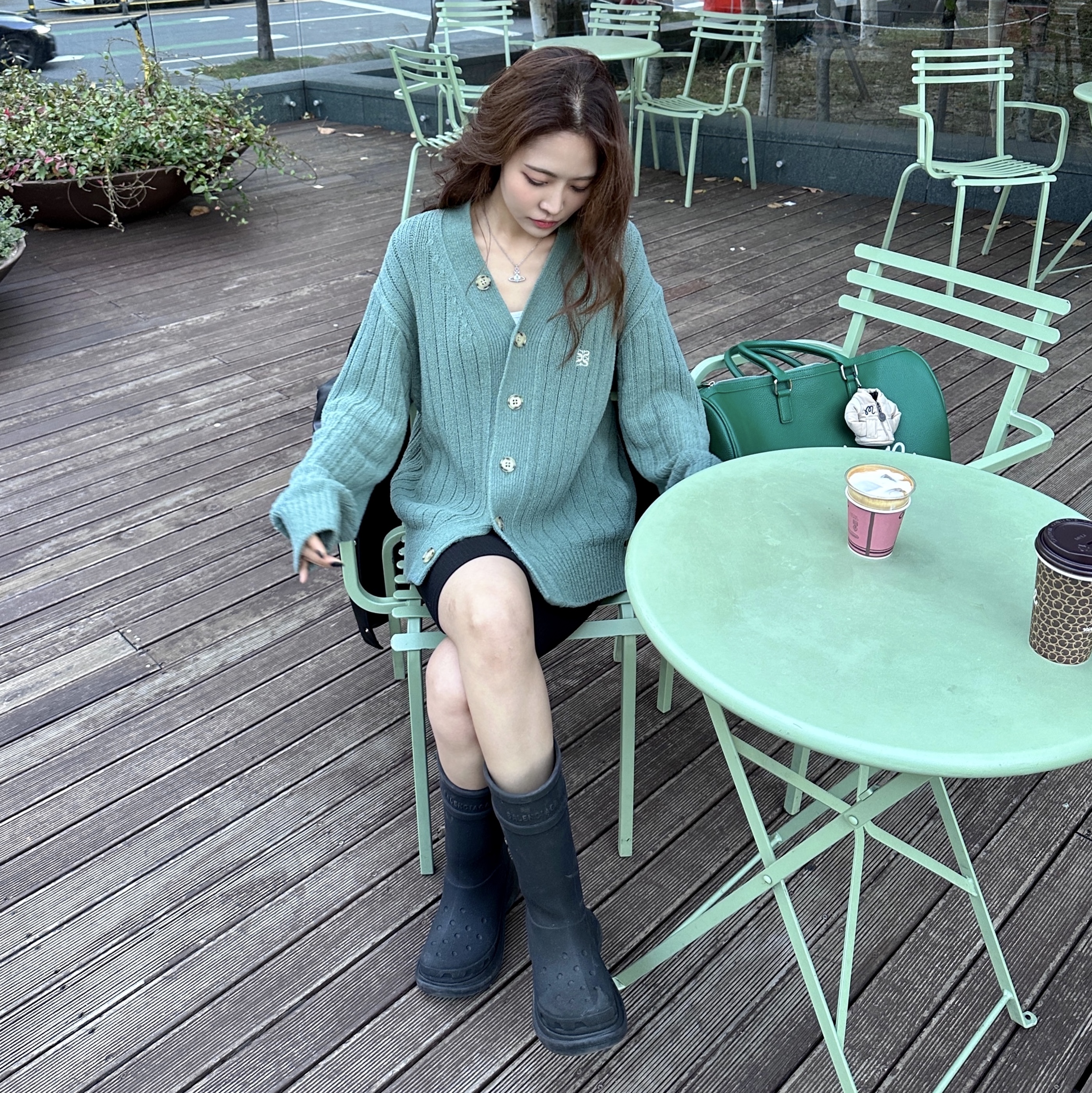 (W) Balenciaga x Crocs Rubber Boot Black, Balenciaga x Crocs Rubber Boot Black 착용 스타일 - 1