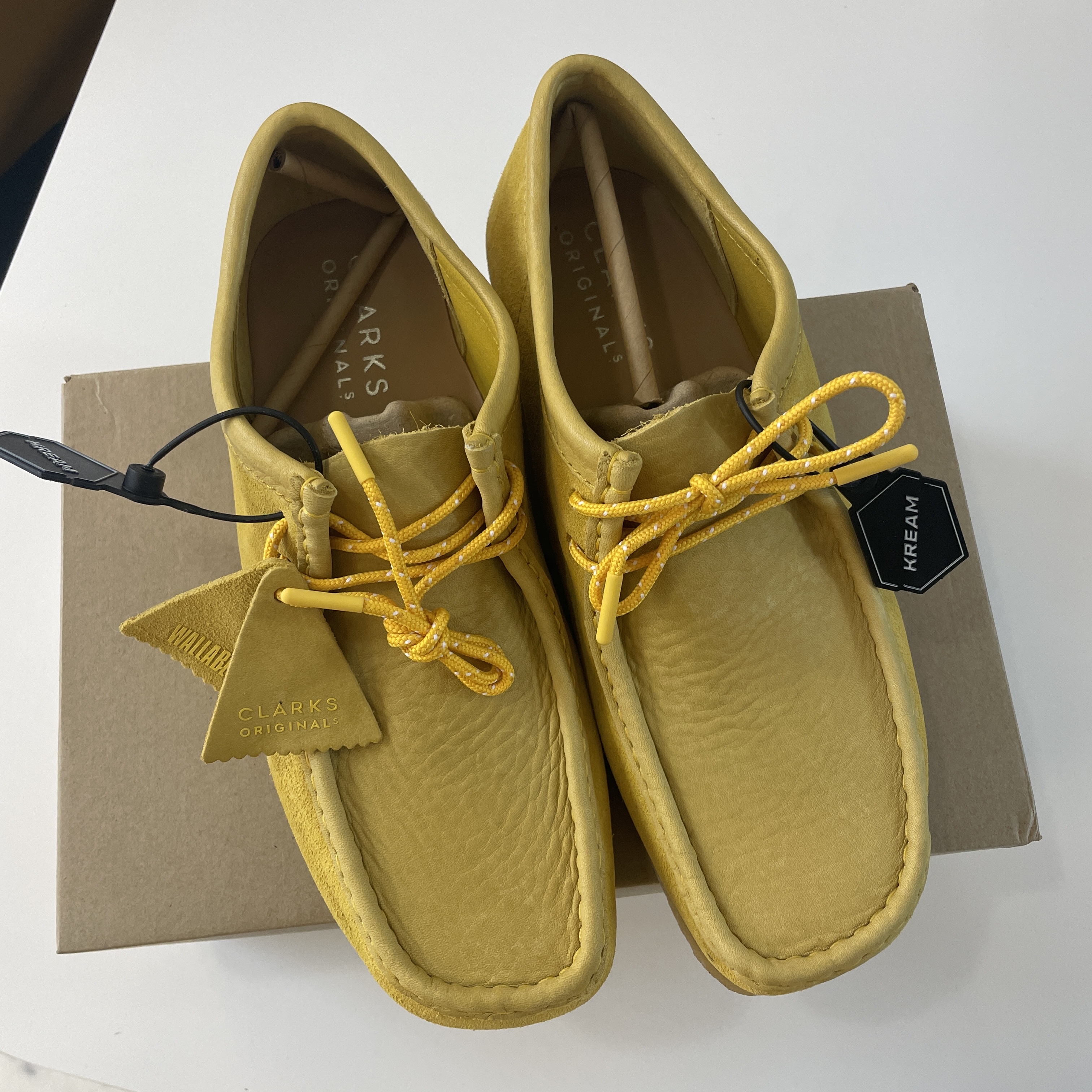 Clarks Wallabee Yellow Suede 착용 스타일 - 4