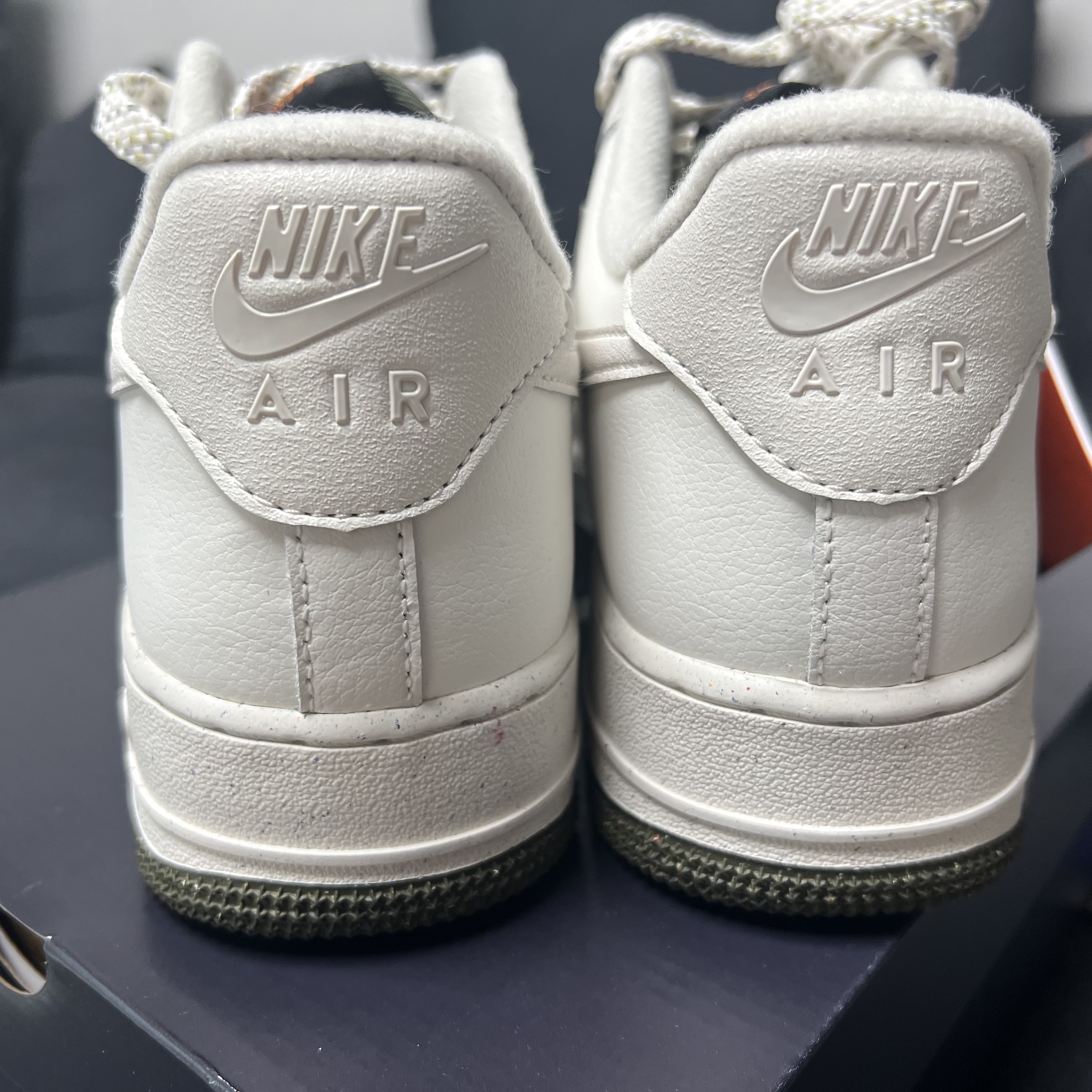 Nike Air Force 1 '07 LV8 Phantom Cargo Khaki 착용 스타일 - 3