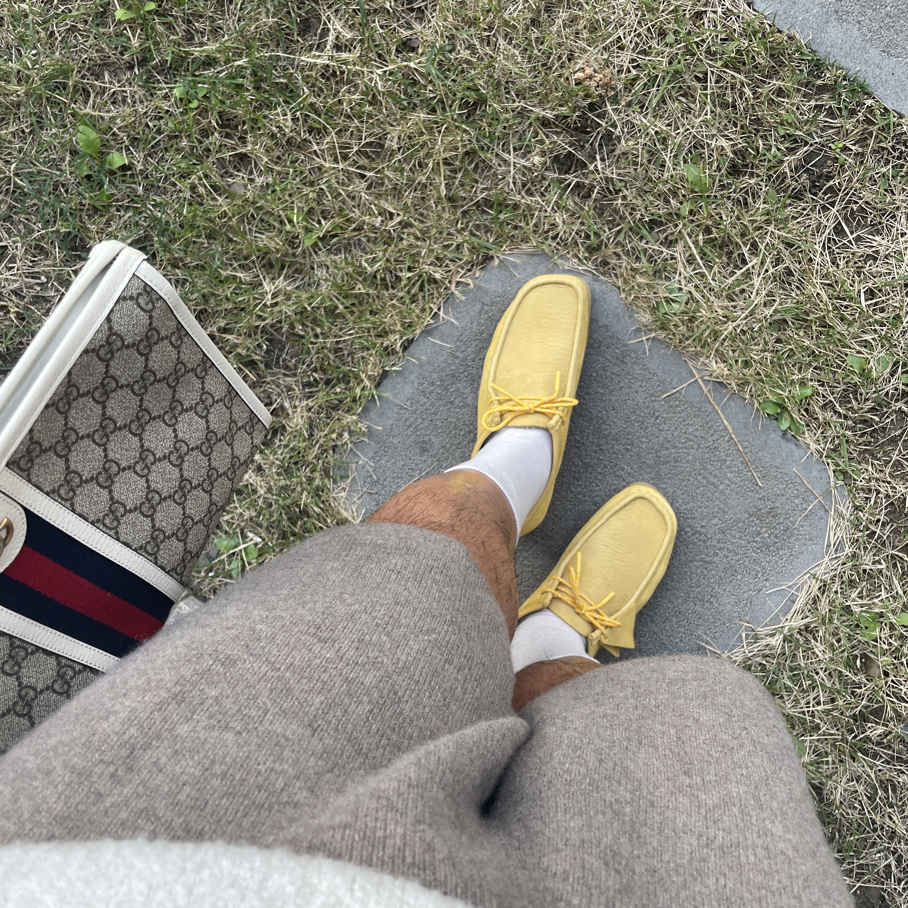 Clarks Wallabee Yellow Suede 착용 스타일 - 1