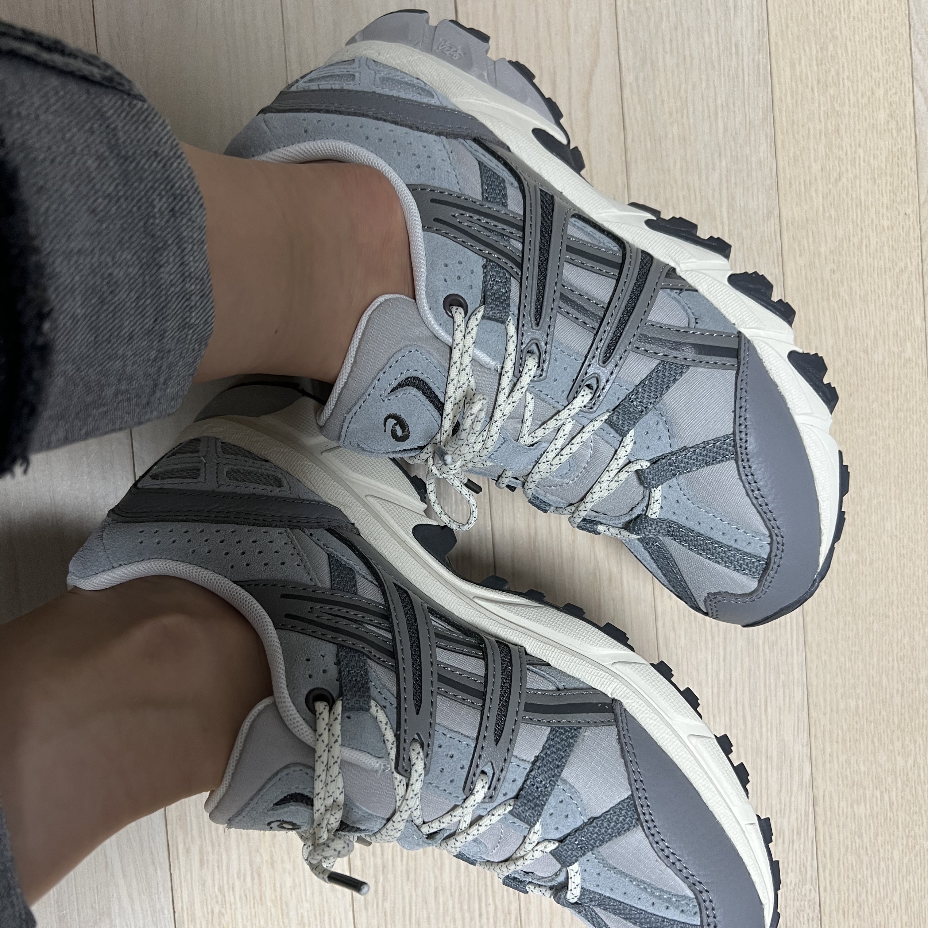 Asics Gel-Sonoma 15-50 Oyster Grey Clay Grey 착용 스타일