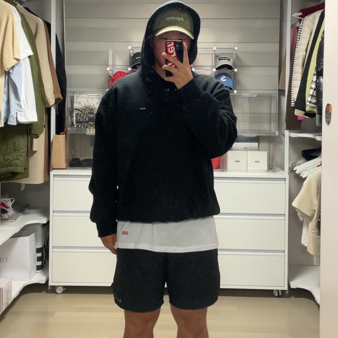 Supreme Small Box Hooded Sweatshirt Black - 23SS, Supreme Hanes Tagless T-Shirt White (3 Pack) 착용 스타일 - 1