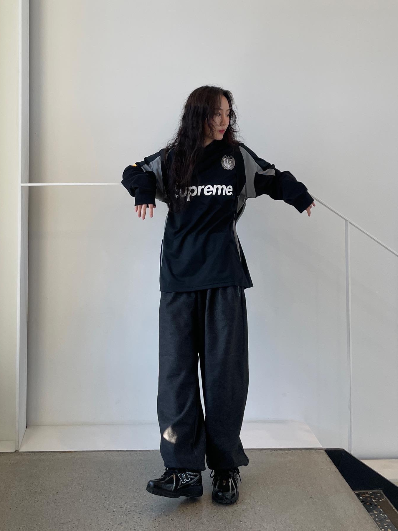 Supreme Hooded Soccer Jersey Black - 23FW, New Balance 1906R Black Silver Metallic 착용 스타일 - 1
