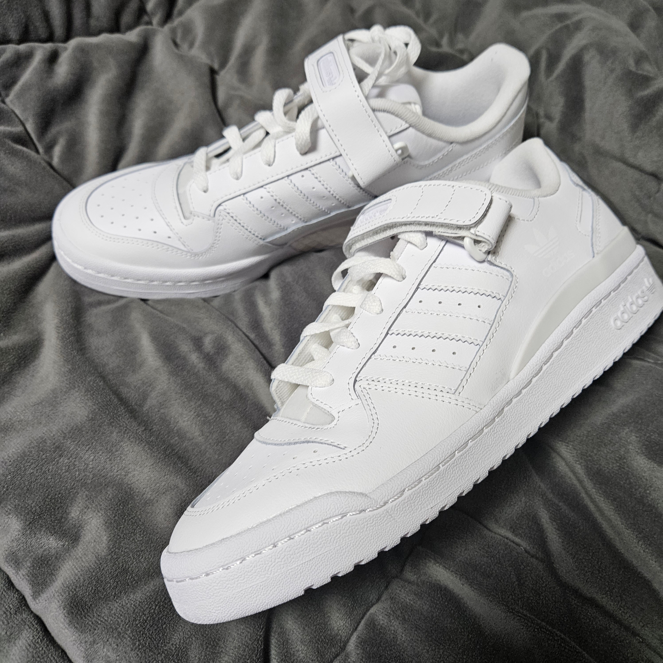 Adidas Forum Low Triple White 착용 스타일 - 2