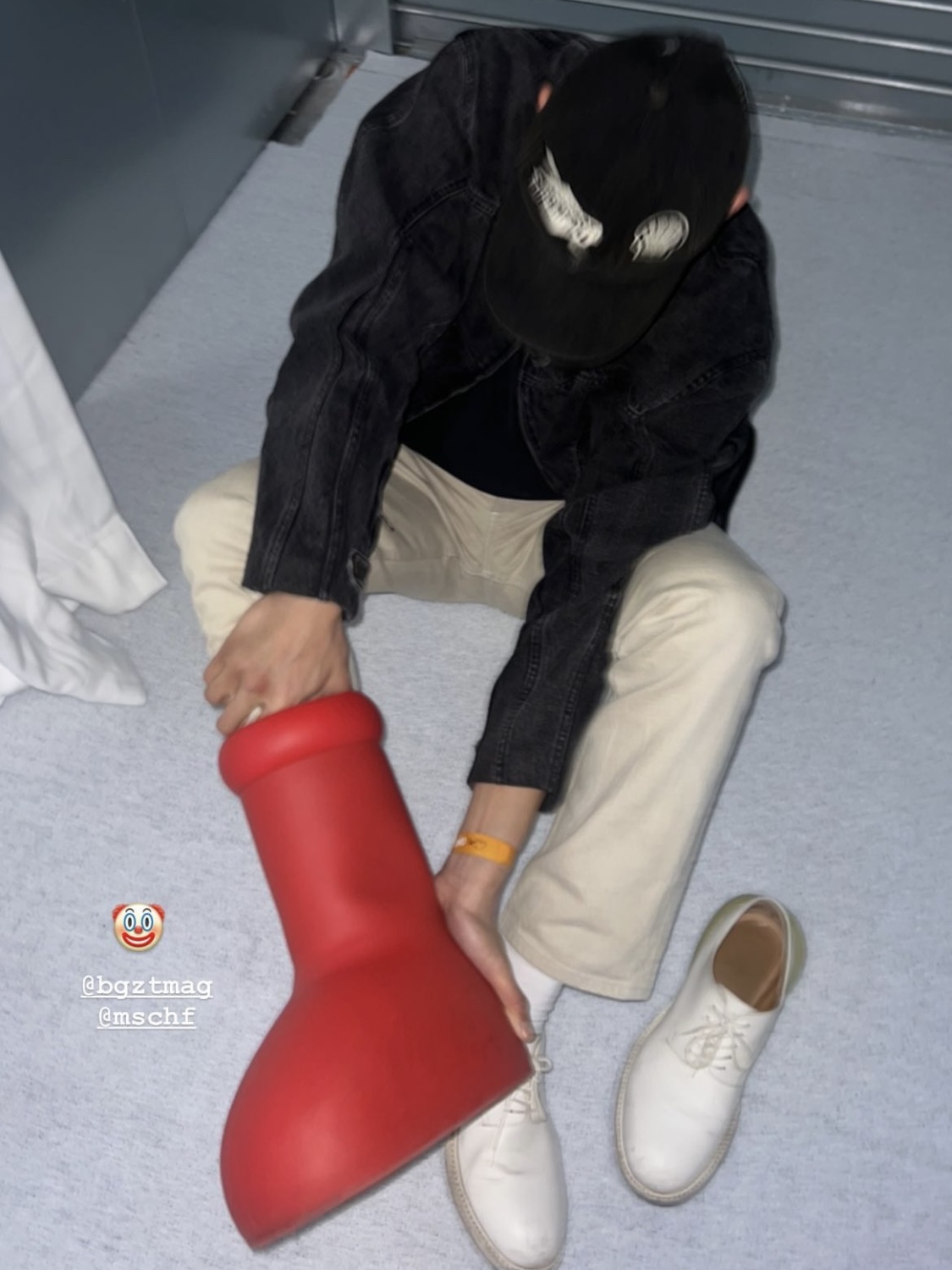 Nike x Jacquemus Air Humara LX Pink Flash, Louis Vuitton x Nike Air Force 1 Low by Virgil Abloh White Comet Red 착용 스타일 - 1