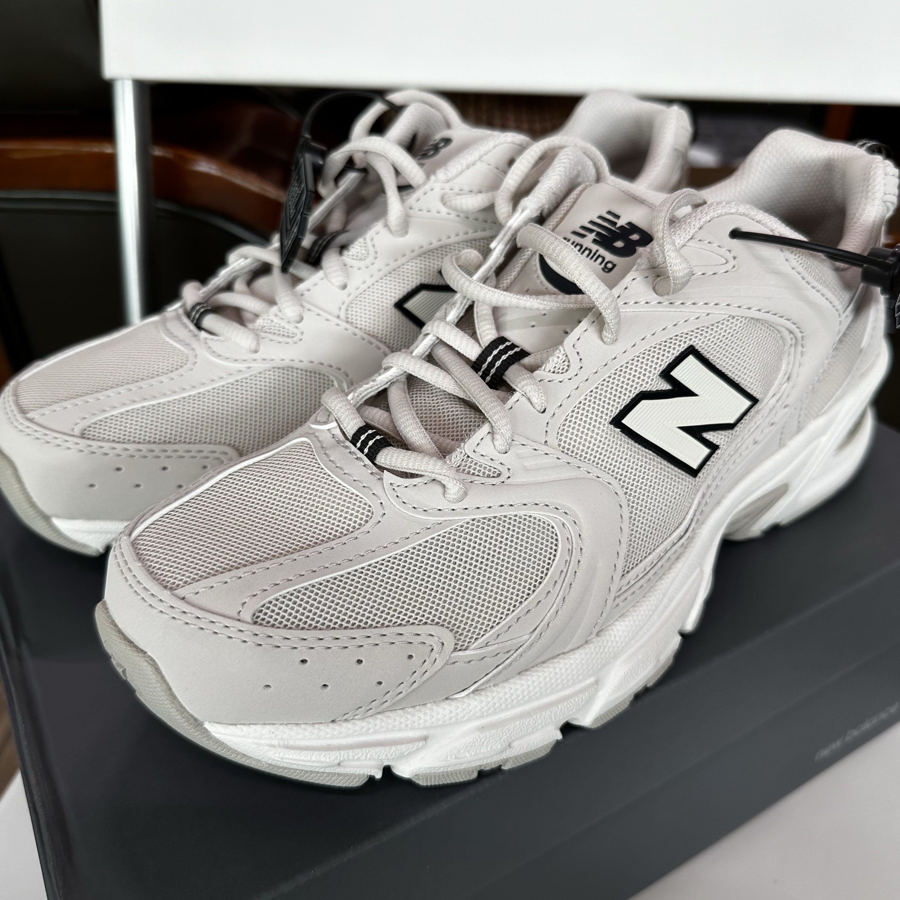 New Balance 530 Ivory 착용 스타일