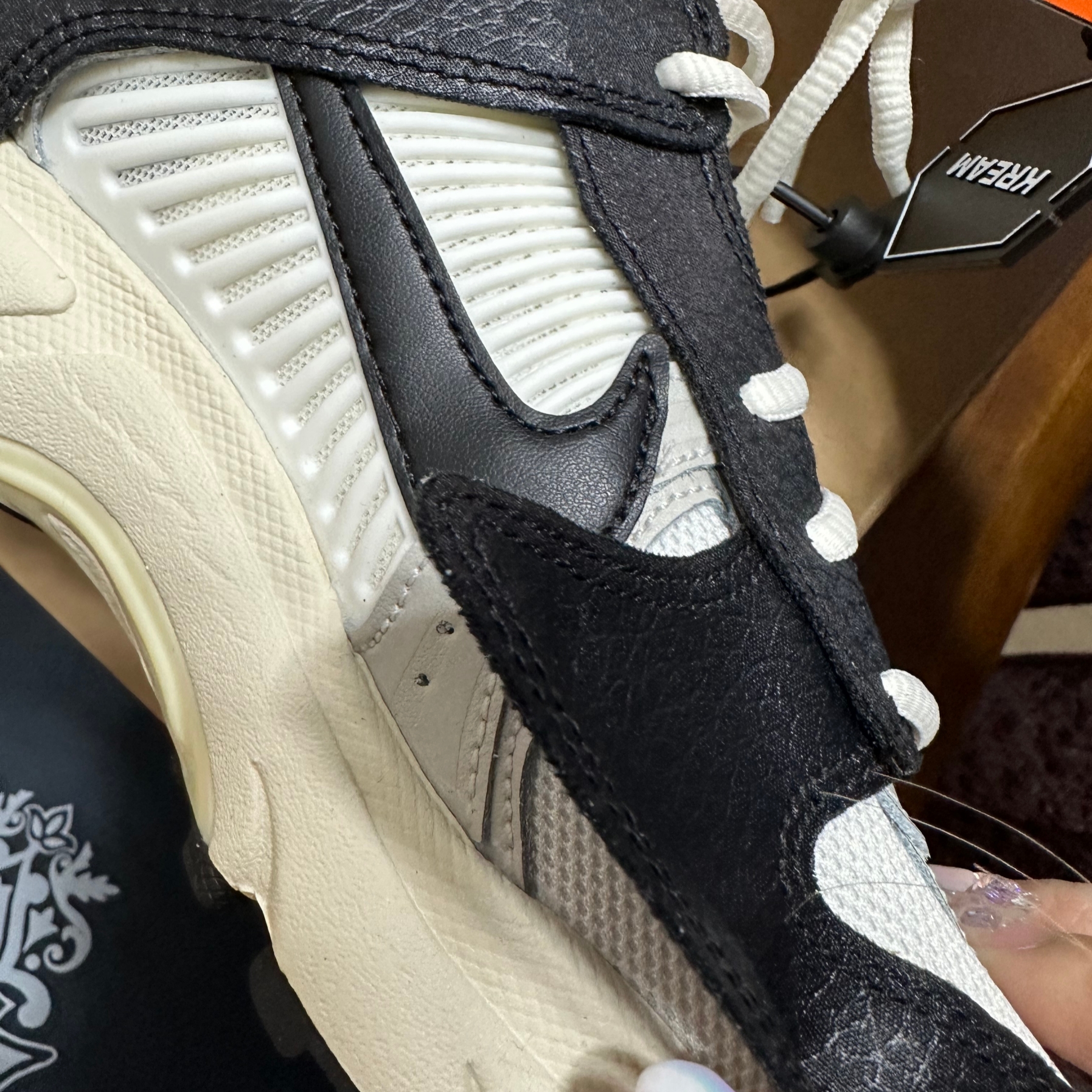 (W) Nike Zoom Vomero 5 Wolf Grey and Black 착용 스타일