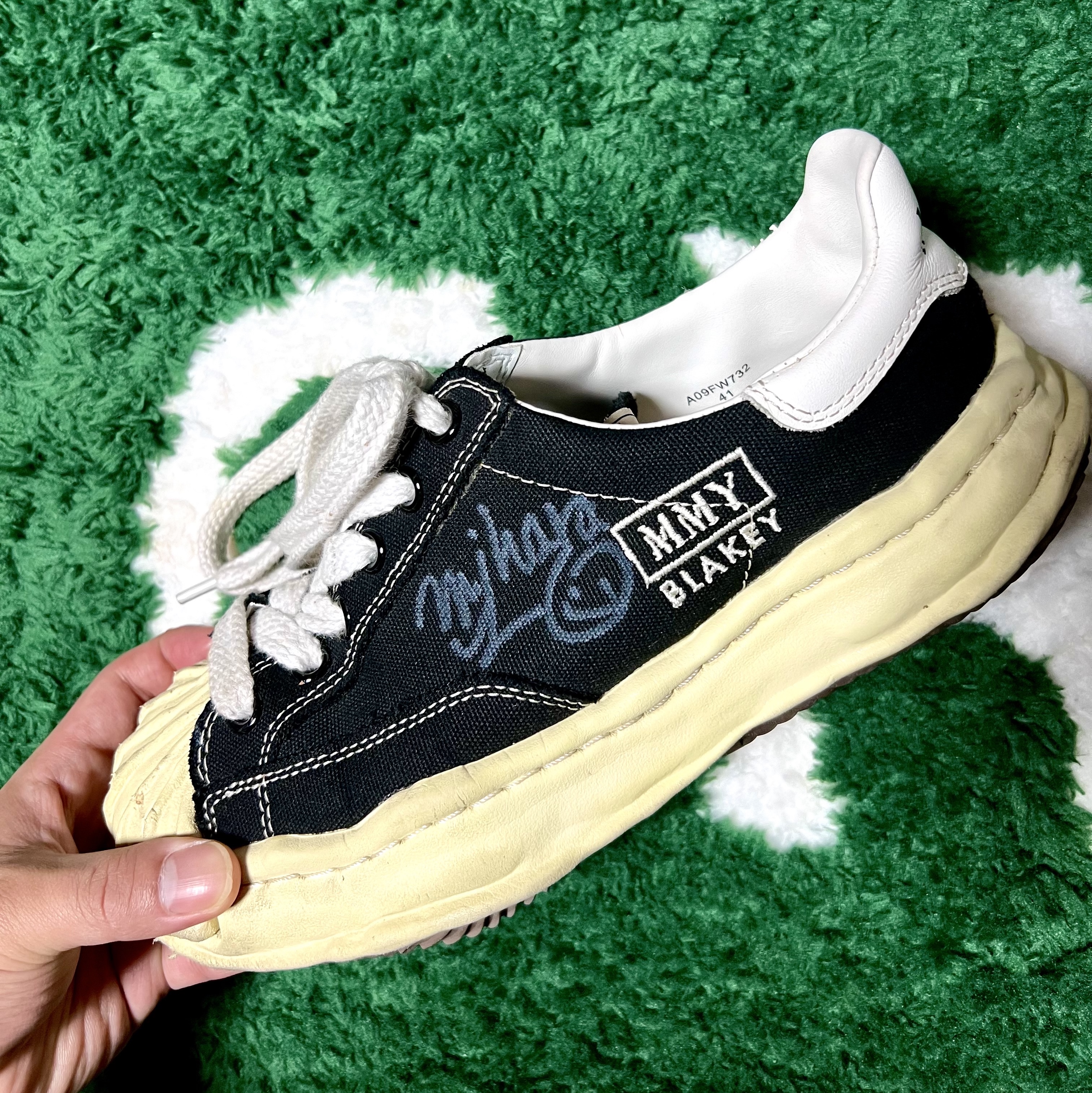 Maison Mihara Yasuhiro Blakey VL OG Sole Canvas Low-top Sneakers Black, IKEA x Virgil Abloh Markerad Wet Grass Rug Green 착용 스타일 - 2
