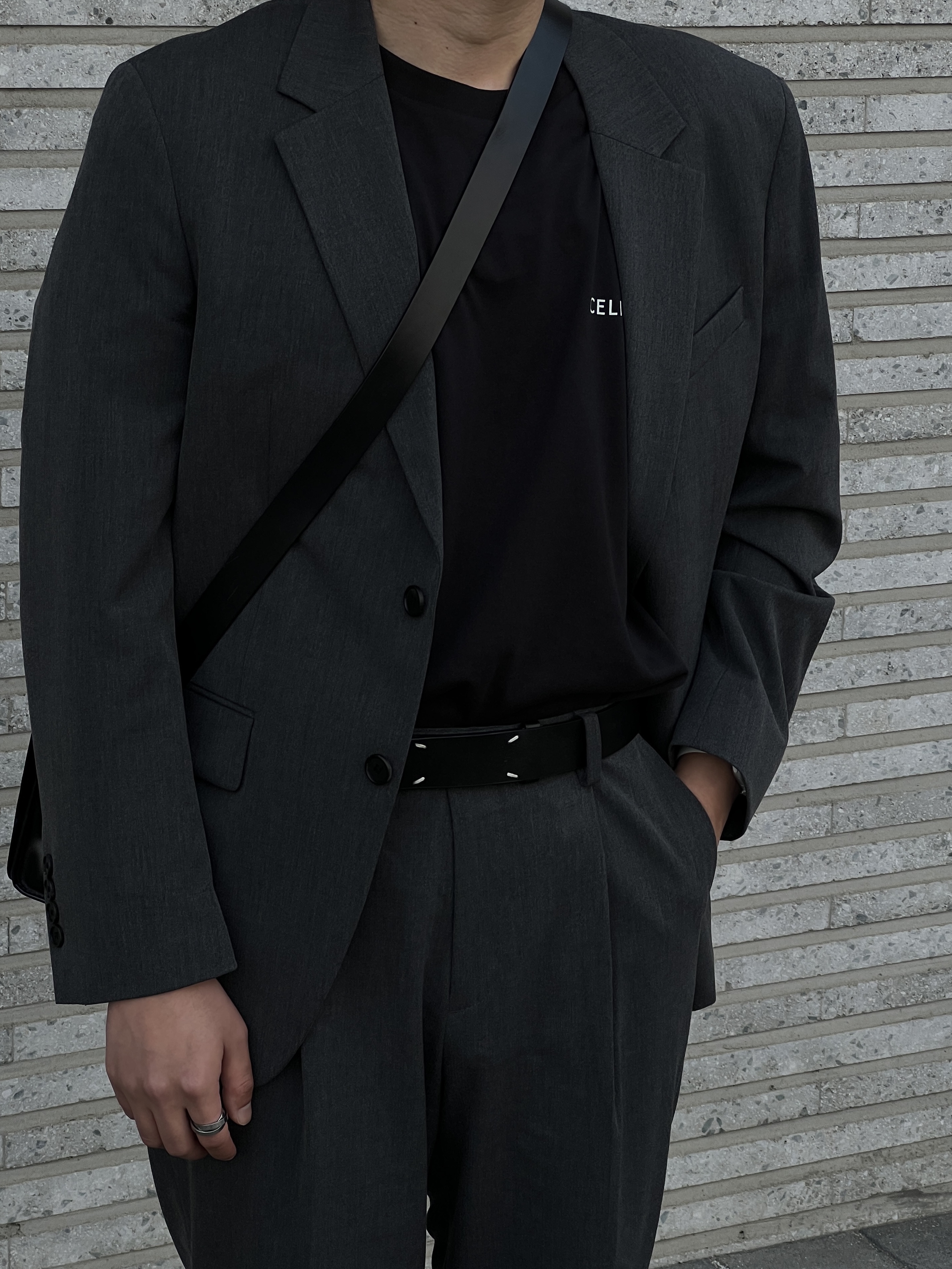 Lemaire Camera Bag Vegetable-Tanned Leather Black, Jordan 1 Retro High OG Light Smoke Grey 착용 스타일 - 3