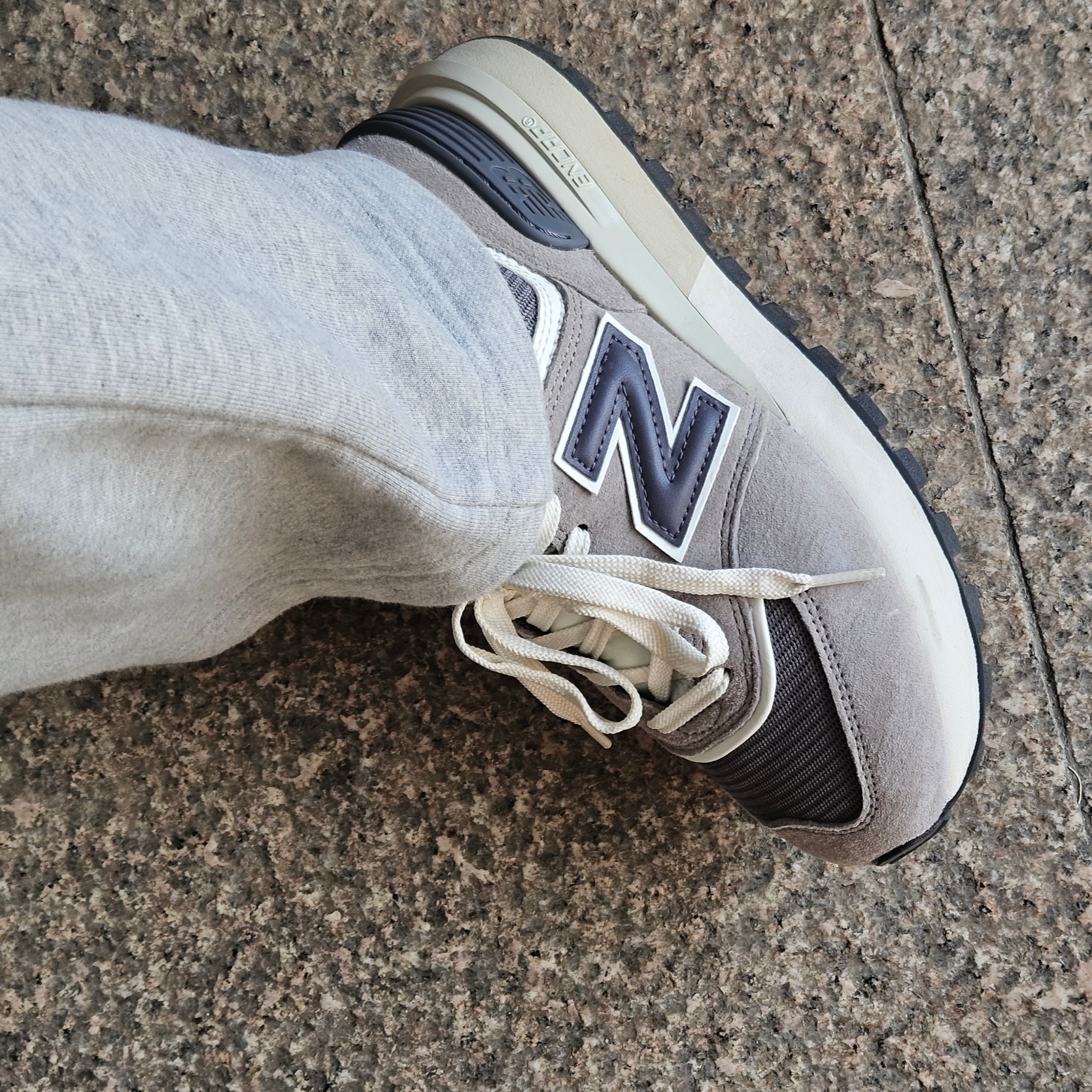 New Balance 574 Legacy Grey 착용 스타일 - 2