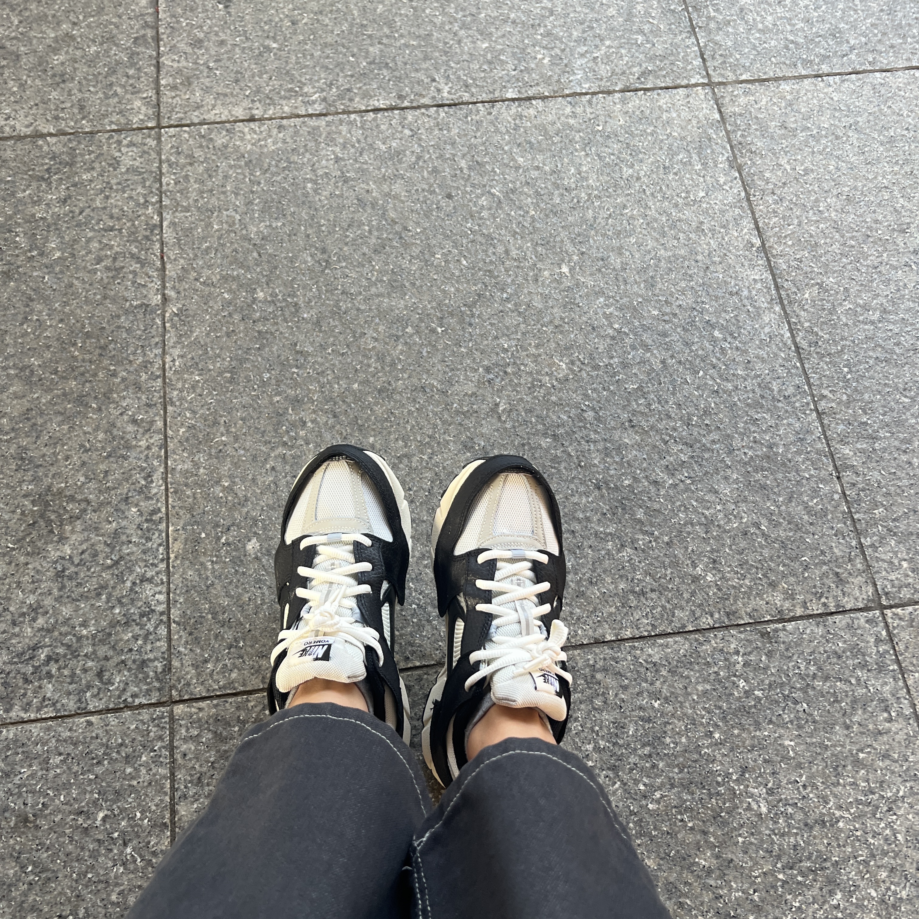 (W) Nike Zoom Vomero 5 Wolf Grey and Black 착용 스타일