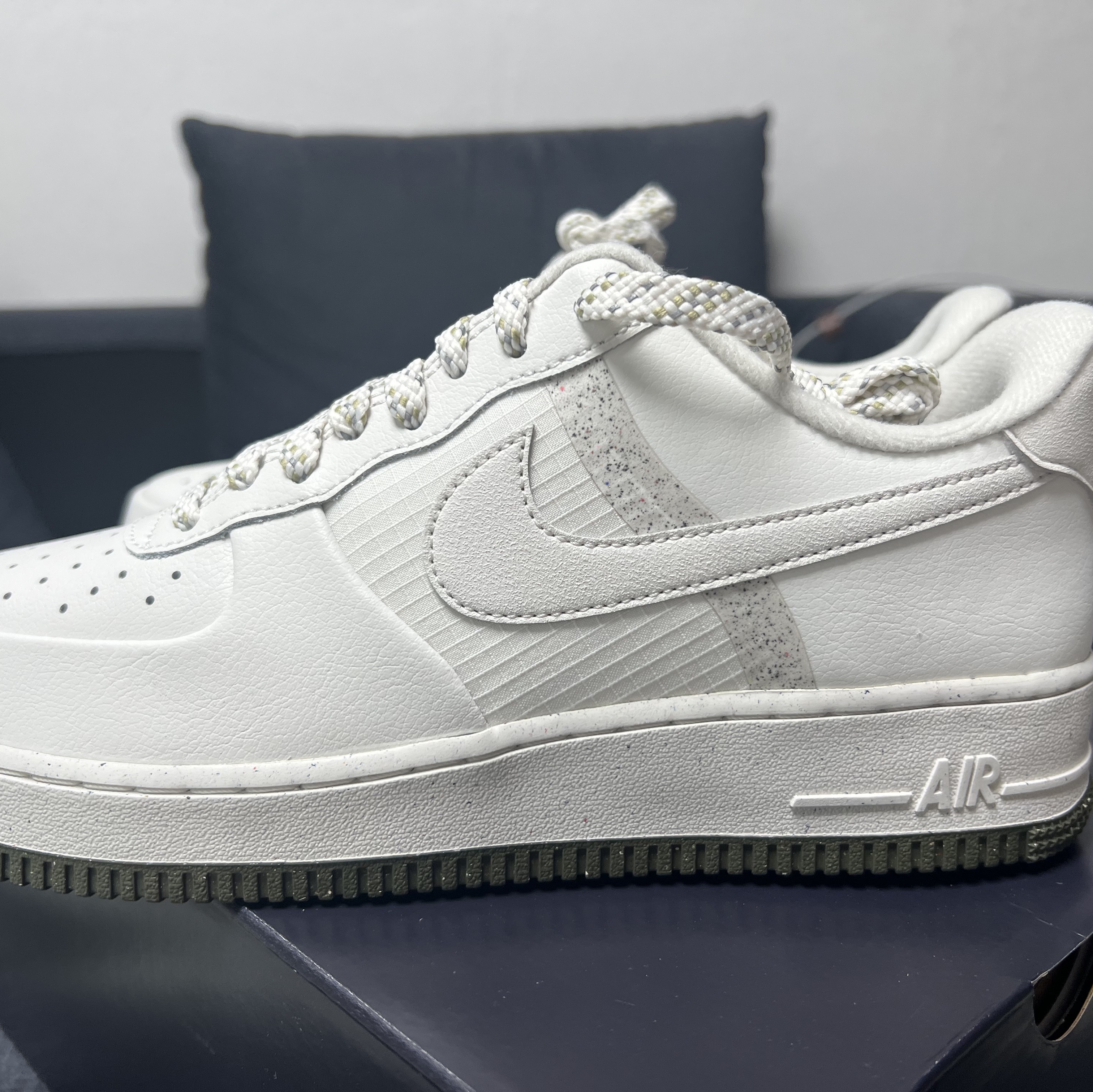 Nike Air Force 1 '07 LV8 Phantom Cargo Khaki 착용 스타일 - 2