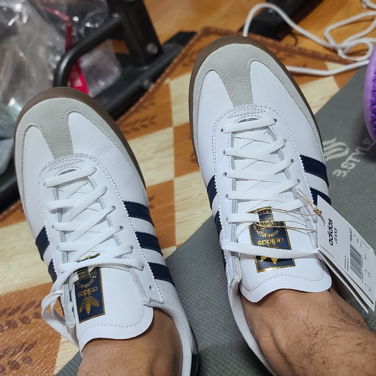 Adidas Jeans Cloud White Collegiate Navy Gum 착용 스타일 - 2