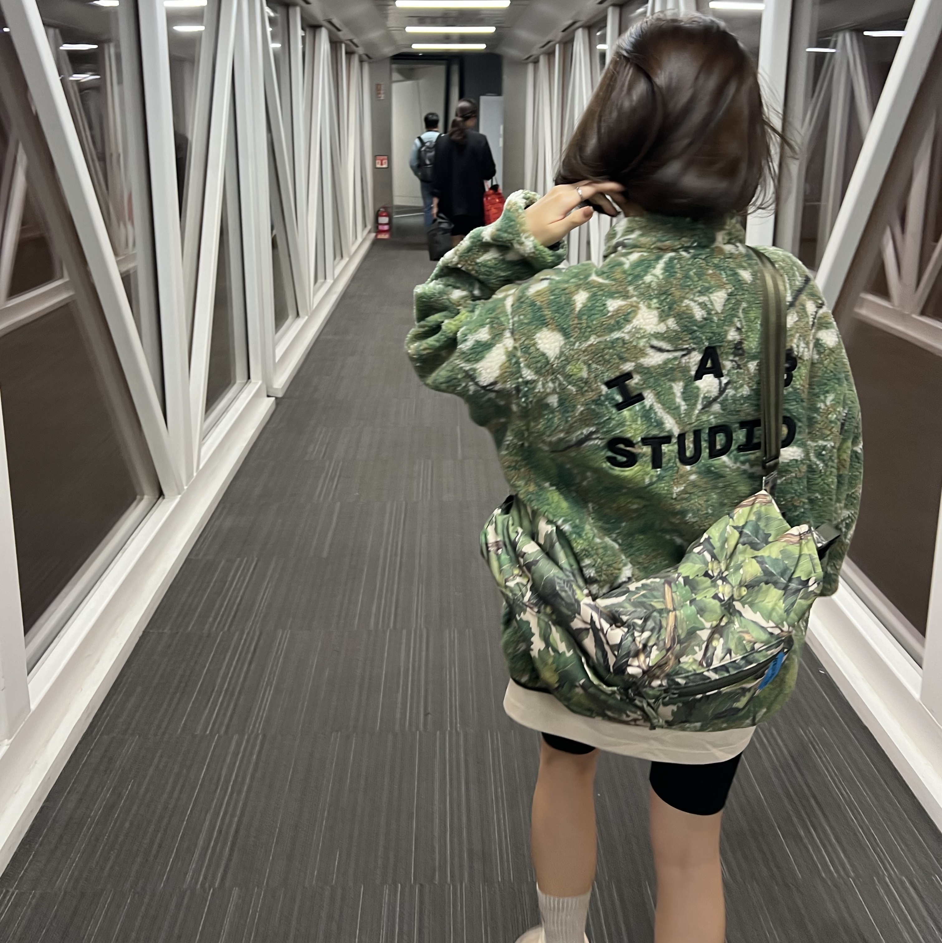 IAB Studio x Helinox Jacquard Half Zip-Up Bukhansan, Helinox x IAB Studio Table One Hard Top Bukhansan 착용 스타일